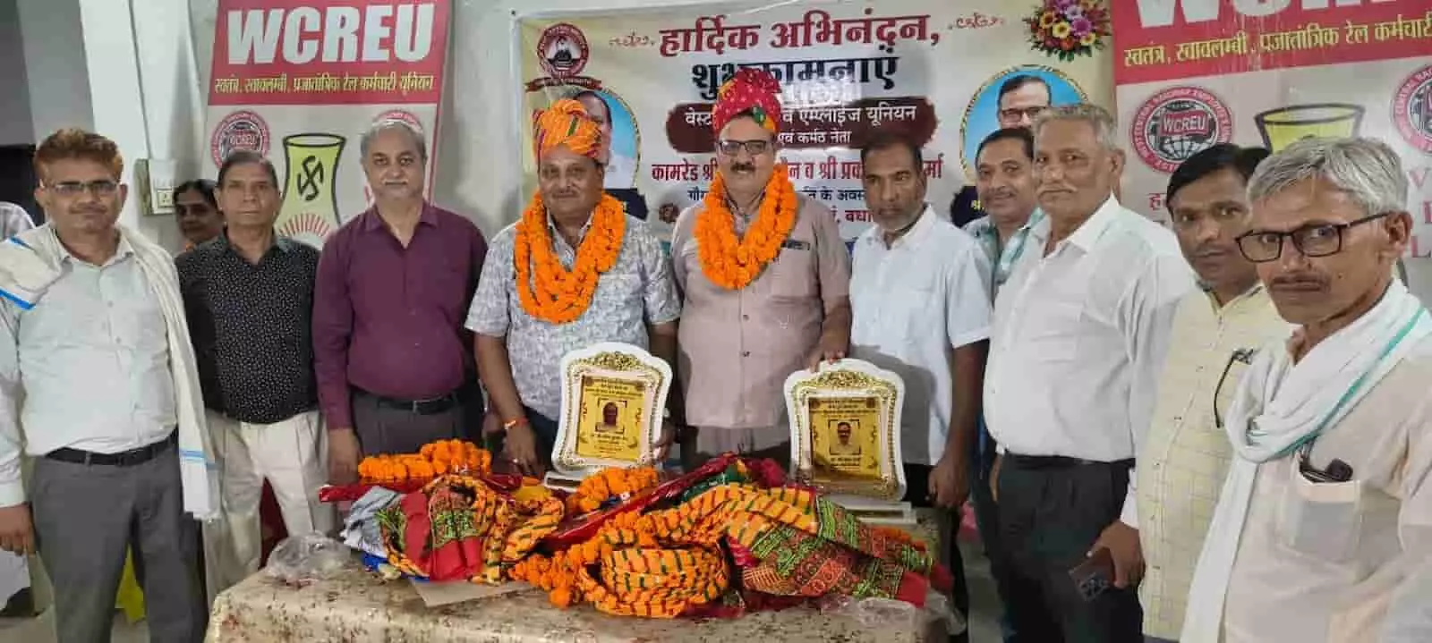 तस्वीर में वेस्ट सेंट्रल रेलवे एम्प्लाइज यूनियन कार्यालय में सम्मानित होते सेवानिवृत्त रेलकर्मी दिख रहे हैं। तस्वीर में वेस्ट सेंट्रल रेलवे एम्प्लाइज यूनियन कार्यालय में सम्मानित होते सेवानिवृत्त रेलकर्मी दिख रहे हैं।