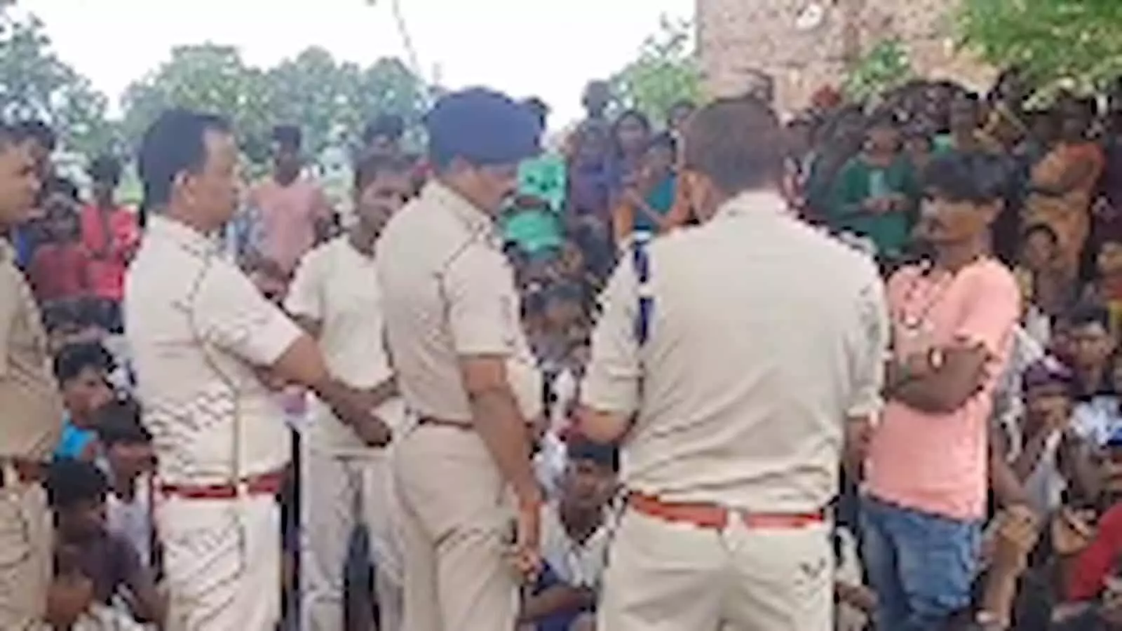 तस्वीर में पुलिसकर्मी नालंदा के गांव में जुटी ग्रामीणों की भीड़ के बीच जांच करते दिख रहे हैं। तस्वीर में पुलिसकर्मी नालंदा के गांव में जुटी ग्रामीणों की भीड़ के बीच जांच करते दिख रहे हैं।