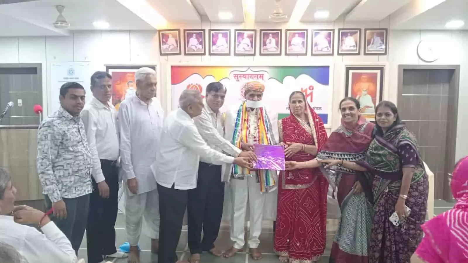 तस्वीर में डोंबिवली के तेरापंथ भवन में दीक्षार्थी बाबूलाल बाफना को सम्मानित किया जा रहा है। तस्वीर में डोंबिवली के तेरापंथ भवन में दीक्षार्थी बाबूलाल बाफना को सम्मानित किया जा रहा है।
