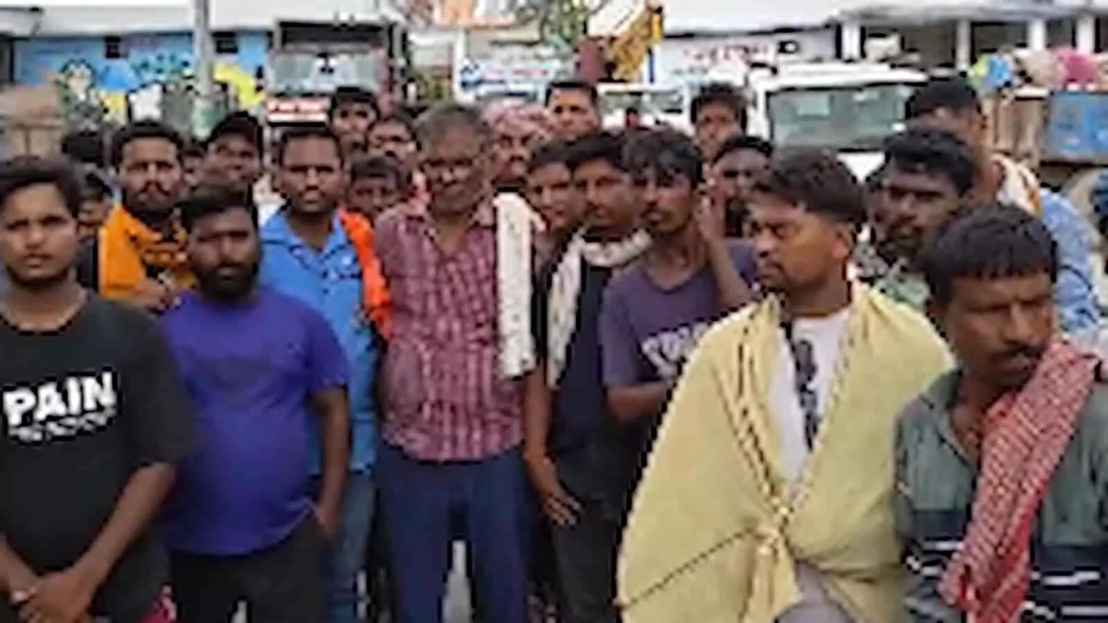 बेतिया में नगर निगम परिसर के बाहर अपनी मांगों के समर्थन में खड़े सफाई कर्मी। बेतिया में नगर निगम परिसर के बाहर अपनी मांगों के समर्थन में खड़े सफाई कर्मी।