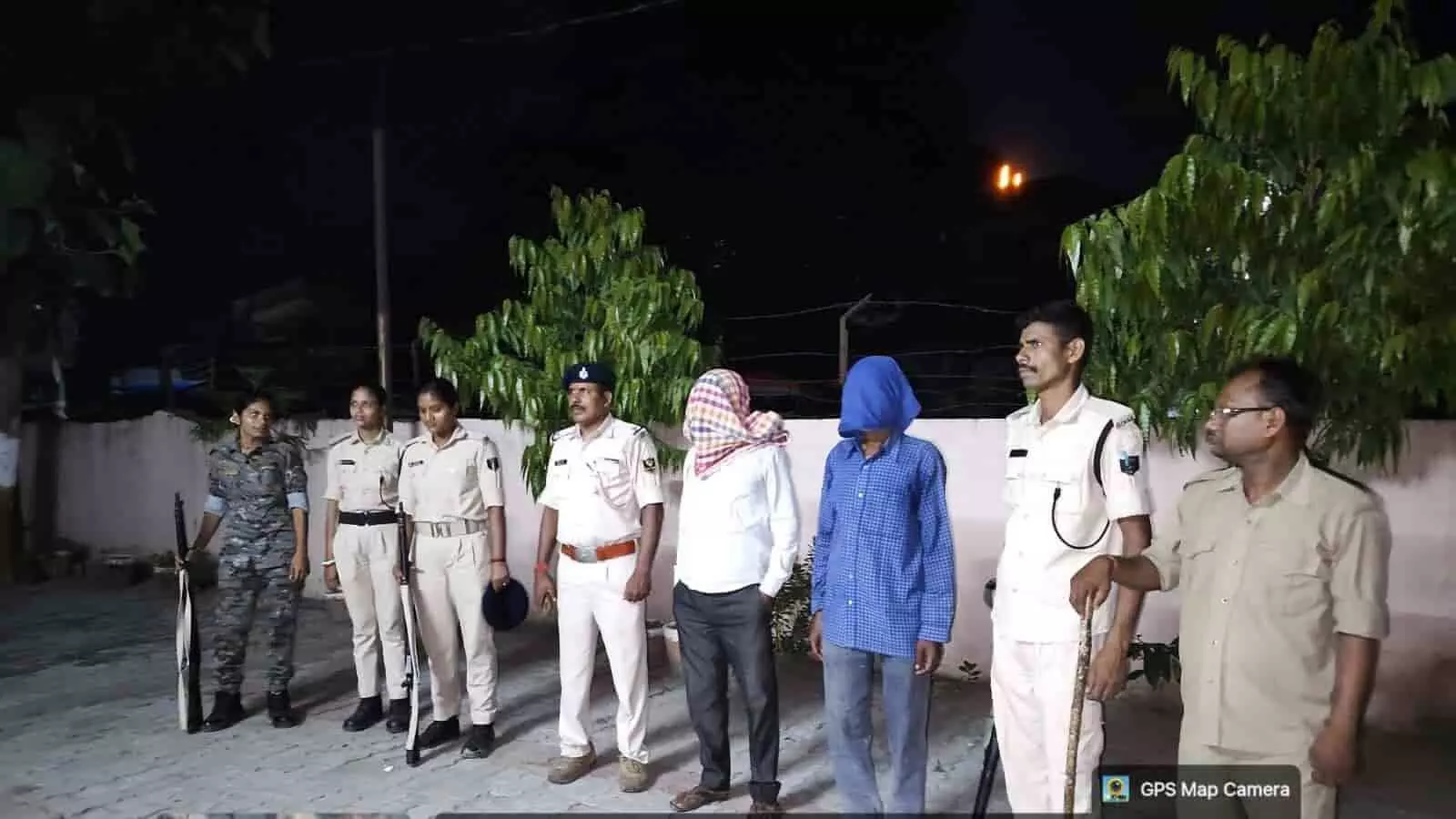 पुलिस थाने में पुलिसकर्मियों की निगरानी में खड़े दो आरोपी। पुलिस थाने में पुलिसकर्मियों की निगरानी में खड़े दो आरोपी।