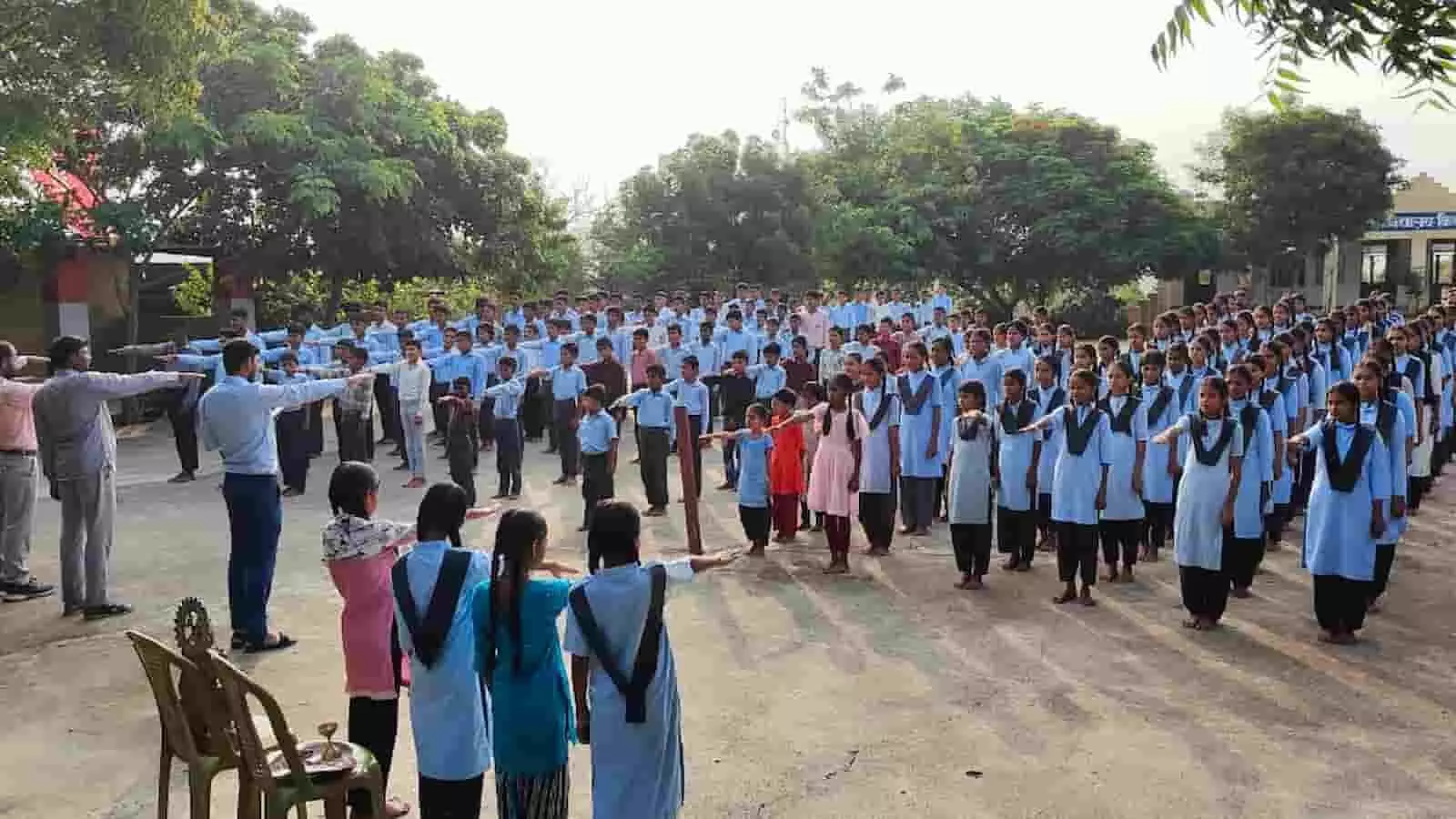 भीलवाड़ा के विद्यालय परिसर में बाल विवाह उन्मूलन की शपथ लेते हुए छात्र-छात्राएं। भीलवाड़ा के विद्यालय परिसर में बाल विवाह उन्मूलन की शपथ लेते हुए छात्र-छात्राएं।