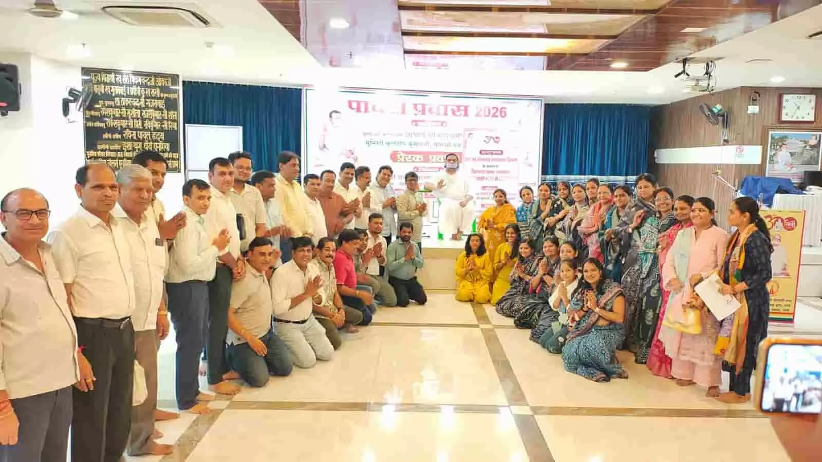हॉल में मुनि कुलदीप कुमार के समक्ष हाथ जोड़े बैठे और खड़े तेरापंथ समाज के श्रद्धालु। हॉल में मुनि कुलदीप कुमार के समक्ष हाथ जोड़े बैठे और खड़े तेरापंथ समाज के श्रद्धालु।