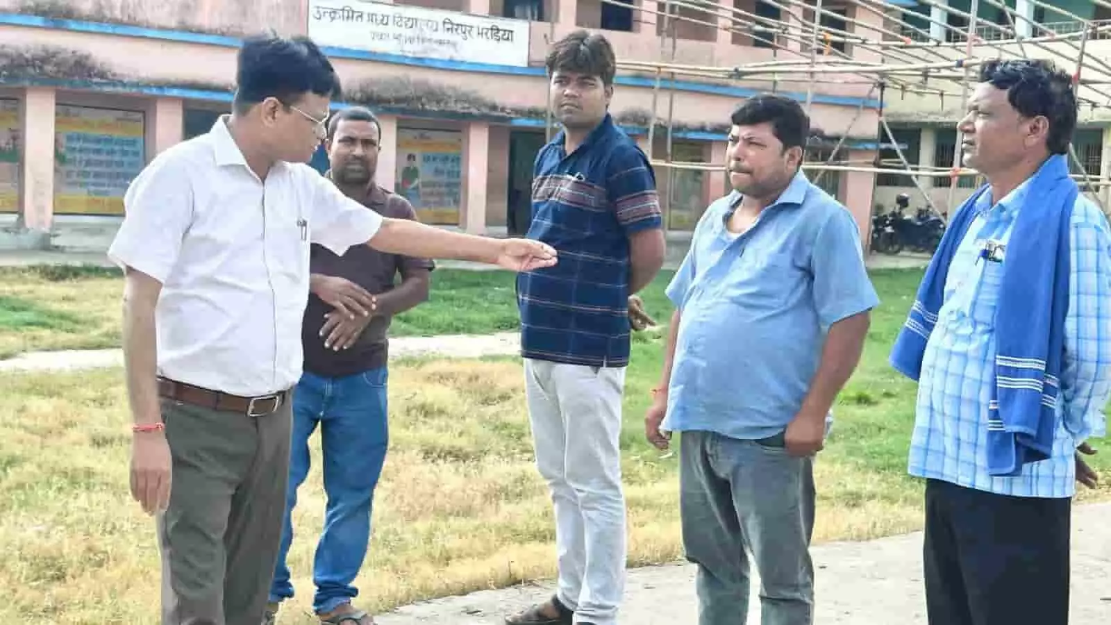 उत्क्रमित मध्य विद्यालय नीरपुर भरड़िया परिसर में बीडीओ अन्य लोगों को निर्देश देते हुए। उत्क्रमित मध्य विद्यालय नीरपुर भरड़िया परिसर में बीडीओ अन्य लोगों को निर्देश देते हुए।