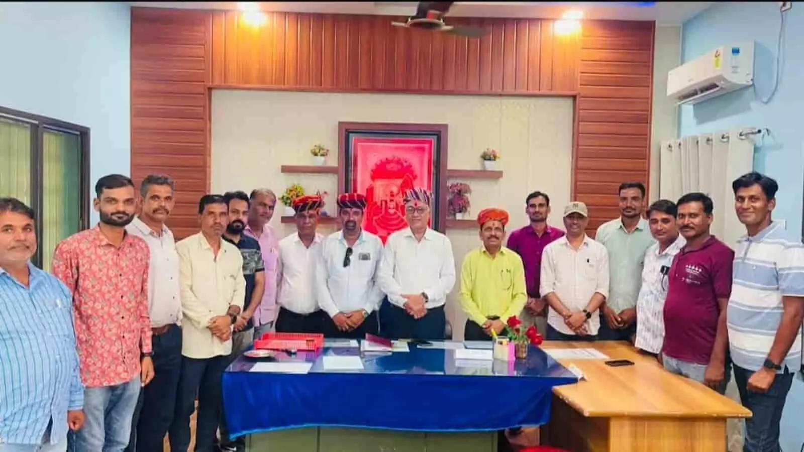 आमेट सीबीईओ कार्यालय के कमरे में शारीरिक शिक्षक और नवनियुक्त पदाधिकारी सम्मान समारोह के दौरान ग्रुप फोटो के लिए खड़े हैं। आमेट सीबीईओ कार्यालय के कमरे में शारीरिक शिक्षक और नवनियुक्त पदाधिकारी सम्मान समारोह के दौरान ग्रुप फोटो के लिए खड़े हैं।