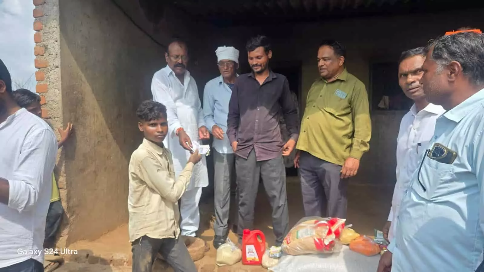 तस्वीर में भाजपा नेता नयागांव में पीड़ित परिवार के बच्चे को नकद राशि और राशन वितरित करते दिख रहे हैं। तस्वीर में भाजपा नेता नयागांव में पीड़ित परिवार के बच्चे को नकद राशि और राशन वितरित करते दिख रहे हैं।
