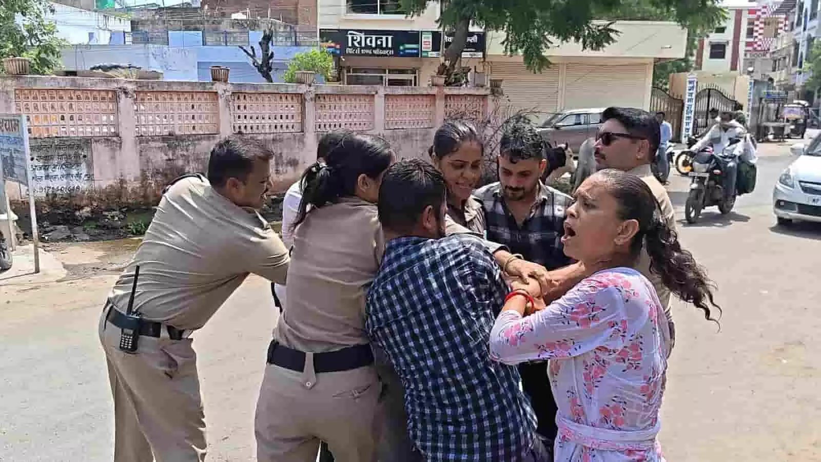 मंदसौर में पुलिसकर्मी और प्रदर्शनकारी कार्यकर्ता सड़क पर आपस में धक्का-मुक्की करते हुए। मंदसौर में पुलिसकर्मी और प्रदर्शनकारी कार्यकर्ता सड़क पर आपस में धक्का-मुक्की करते हुए।