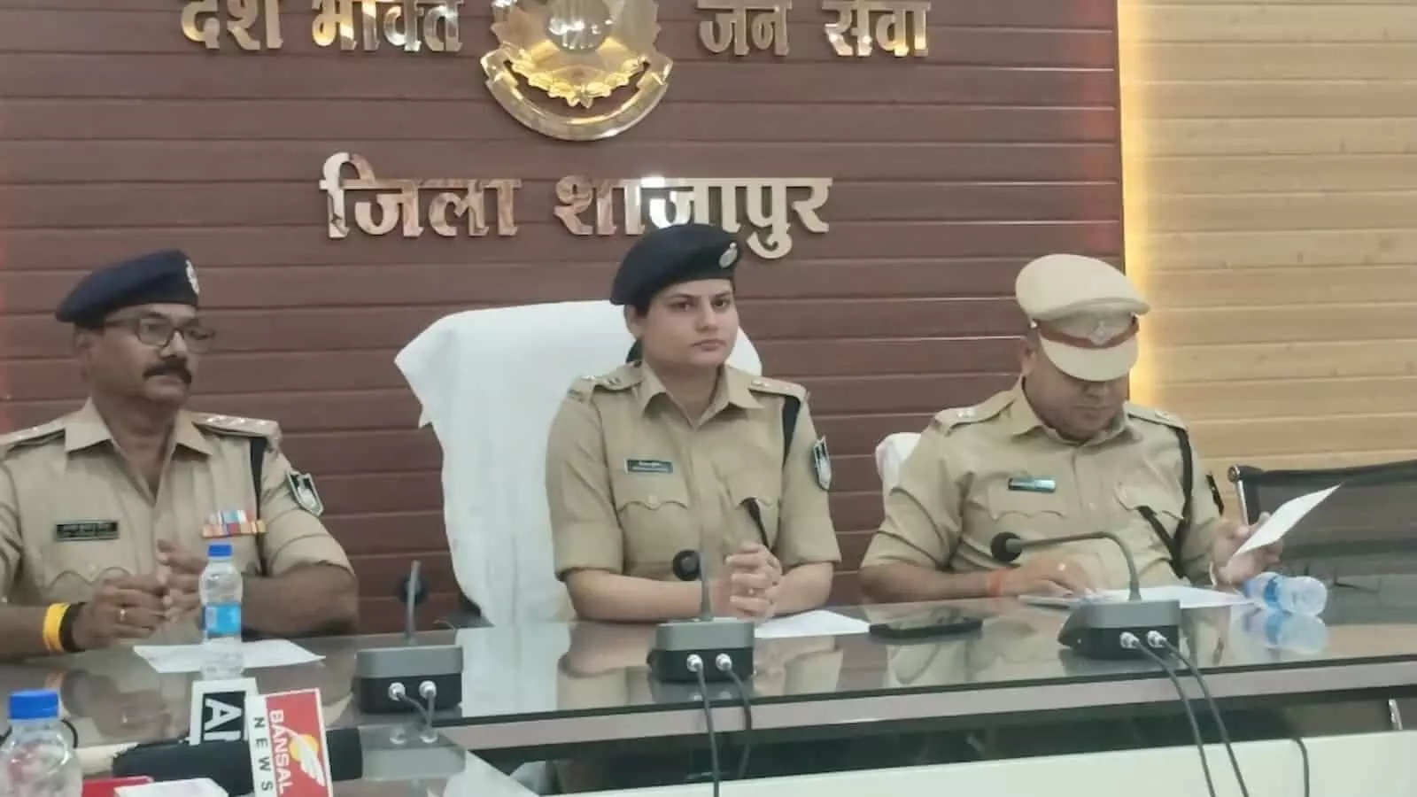 तस्वीर में शाजापुर एसपी प्रियंका शुक्ला अन्य पुलिस अधिकारियों के साथ बैठक में बैठी हैं। तस्वीर में शाजापुर एसपी प्रियंका शुक्ला अन्य पुलिस अधिकारियों के साथ बैठक में बैठी हैं।