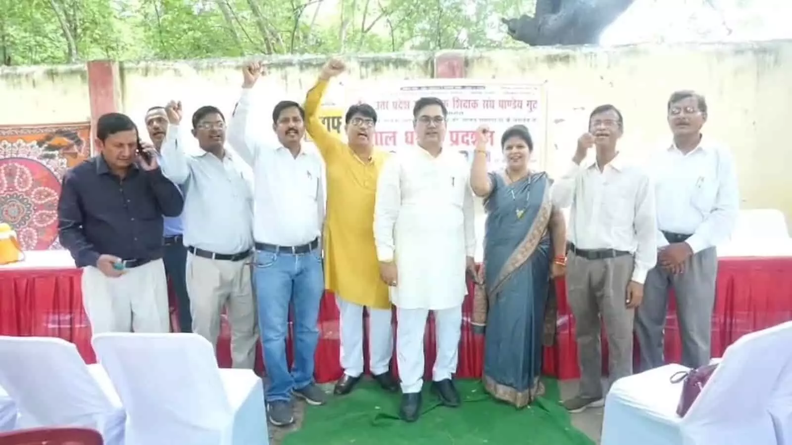 आगरा में धरने के दौरान हाथ उठाकर प्रदर्शन और नारेबाजी करते शिक्षक संघ के सदस्य। आगरा में धरने के दौरान हाथ उठाकर प्रदर्शन और नारेबाजी करते शिक्षक संघ के सदस्य।