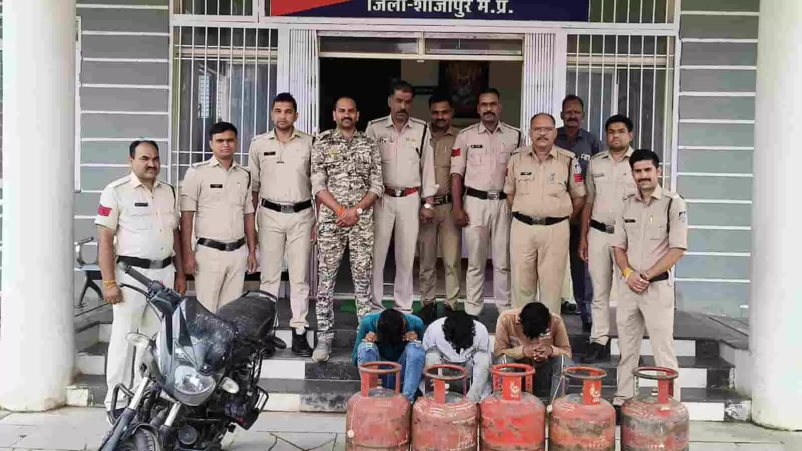 थाना परिसर के बाहर पुलिस टीम, पांच गैस सिलेंडर और बाइक के साथ आरोपी खड़े हैं। थाना परिसर के बाहर पुलिस टीम, पांच गैस सिलेंडर और बाइक के साथ आरोपी खड़े हैं।
