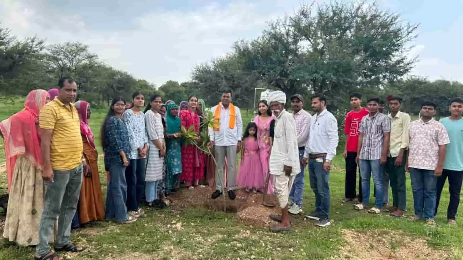 तस्वीर में नागरिक और अधिकारी गोशाला रोड पर लगाए गए पौधे के पास खड़े हैं। तस्वीर में नागरिक और अधिकारी गोशाला रोड पर लगाए गए पौधे के पास खड़े हैं।