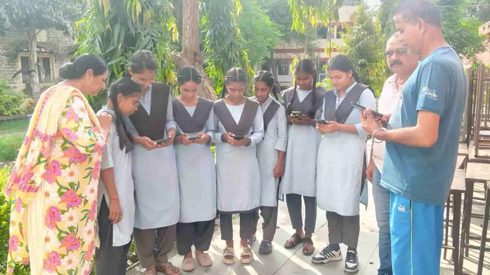 तस्वीर में छात्र-छात्राएं और लोग खुले परिसर में मोबाइल फोन पर मुख्यमंत्री युवा सुयोग योजना का पंजीयन करते दिख रहे हैं। तस्वीर में छात्र-छात्राएं और लोग खुले परिसर में मोबाइल फोन पर मुख्यमंत्री युवा सुयोग योजना का पंजीयन करते दिख रहे हैं।