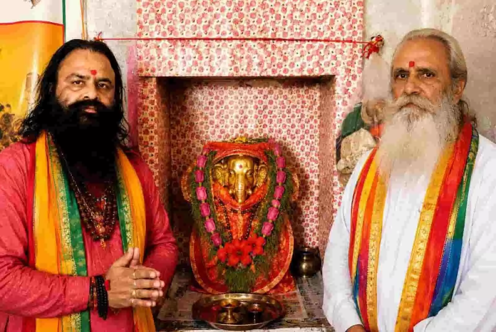 तस्वीर में गुरुदेव कृष्णगोपाल जोशी और महंत भारत भूषण खैरवाड़ा स्थित श्री गणेश मंदिर में नजर आ रहे हैं। तस्वीर में गुरुदेव कृष्णगोपाल जोशी और महंत भारत भूषण खैरवाड़ा स्थित श्री गणेश मंदिर में नजर आ रहे हैं।