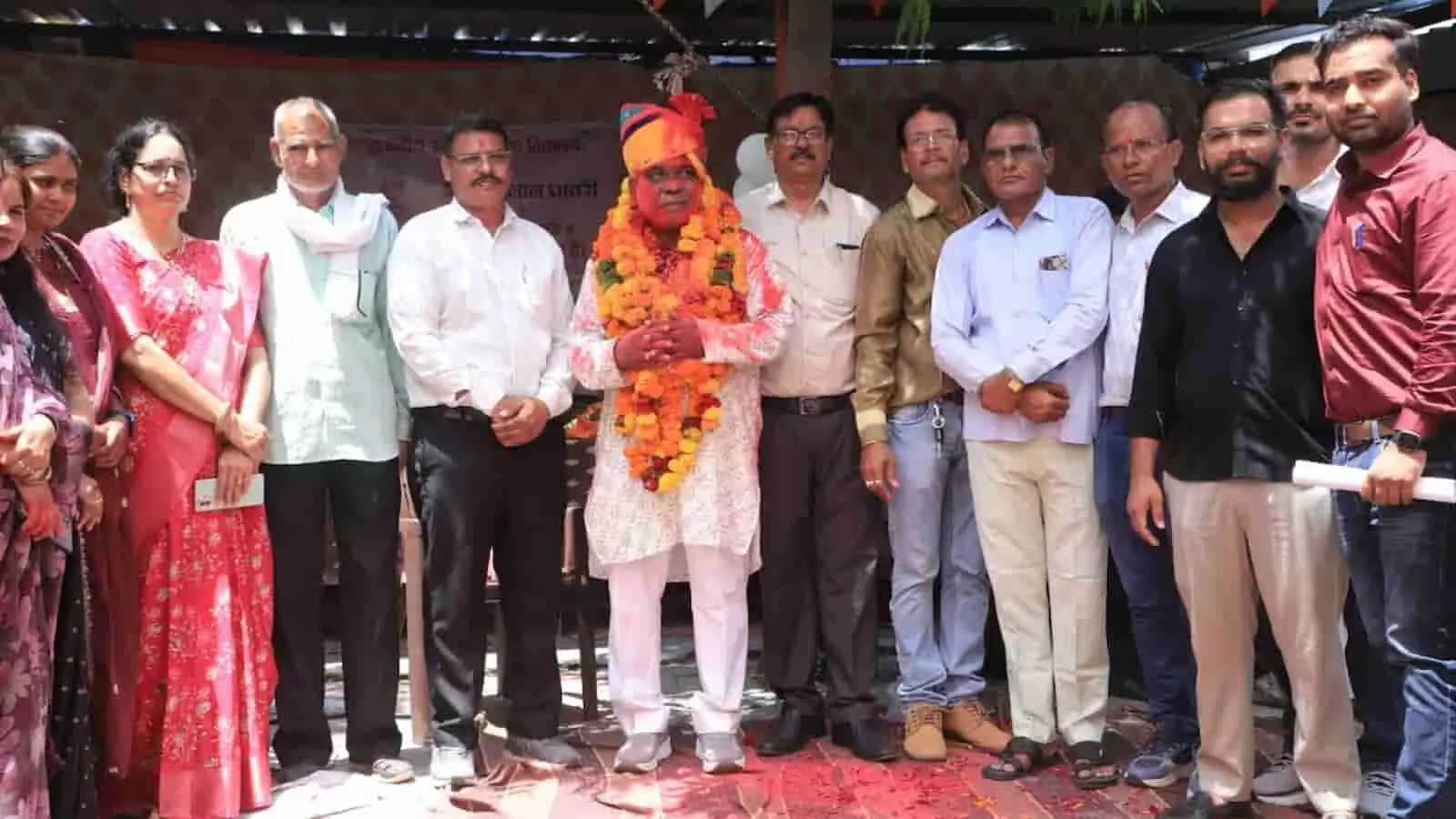 तस्वीर में सेवानिवृत्त शिक्षक रतनलाल घावरी साफा और फूलों की माला पहने अतिथियों के साथ खड़े हैं। तस्वीर में सेवानिवृत्त शिक्षक रतनलाल घावरी साफा और फूलों की माला पहने अतिथियों के साथ खड़े हैं।