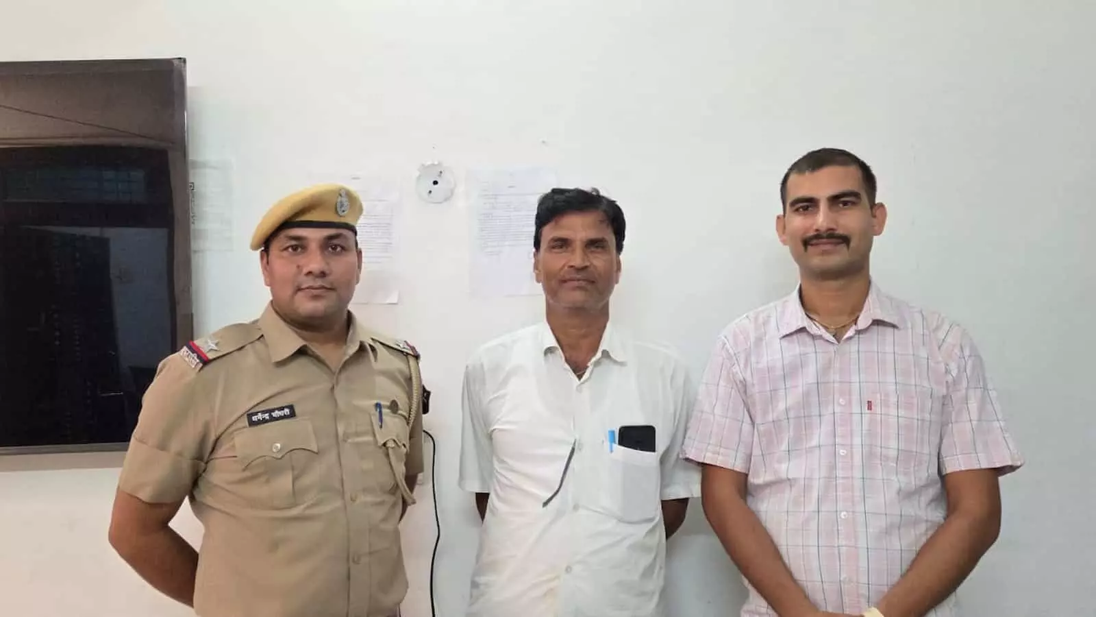 तस्वीर में सवाई माधोपुर साइबर थाने के पुलिसकर्मी और परिवादी कार्यालय के अंदर खड़े नजर आ रहे हैं। तस्वीर में सवाई माधोपुर साइबर थाने के पुलिसकर्मी और परिवादी कार्यालय के अंदर खड़े नजर आ रहे हैं।