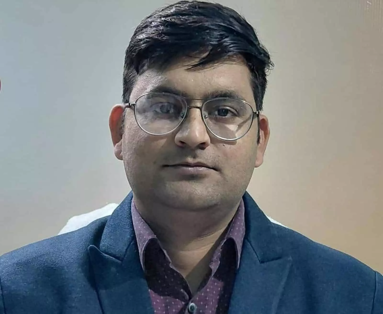 तस्वीर में चश्मा पहने रमेश चौधरी सिरोही में औपचारिक पोशाक में खड़े दिखाई दे रहे हैं। तस्वीर में चश्मा पहने रमेश चौधरी सिरोही में औपचारिक पोशाक में खड़े दिखाई दे रहे हैं।