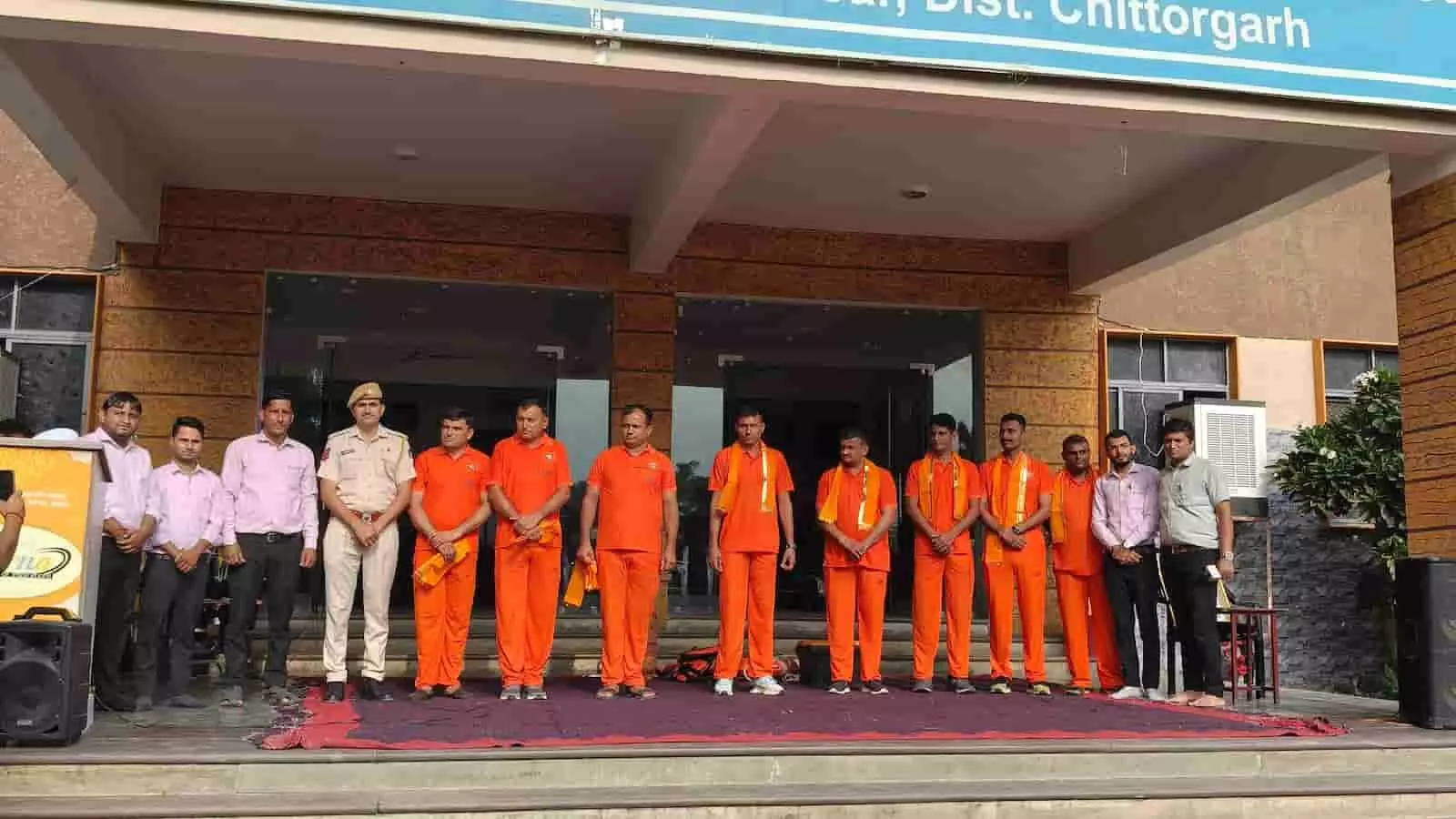 तस्वीर में भादसौडा के प्रेरणा पब्लिक स्कूल में खड़े SDRF जवान और शिक्षक दिख रहे हैं। तस्वीर में भादसौडा के प्रेरणा पब्लिक स्कूल में खड़े SDRF जवान और शिक्षक दिख रहे हैं।