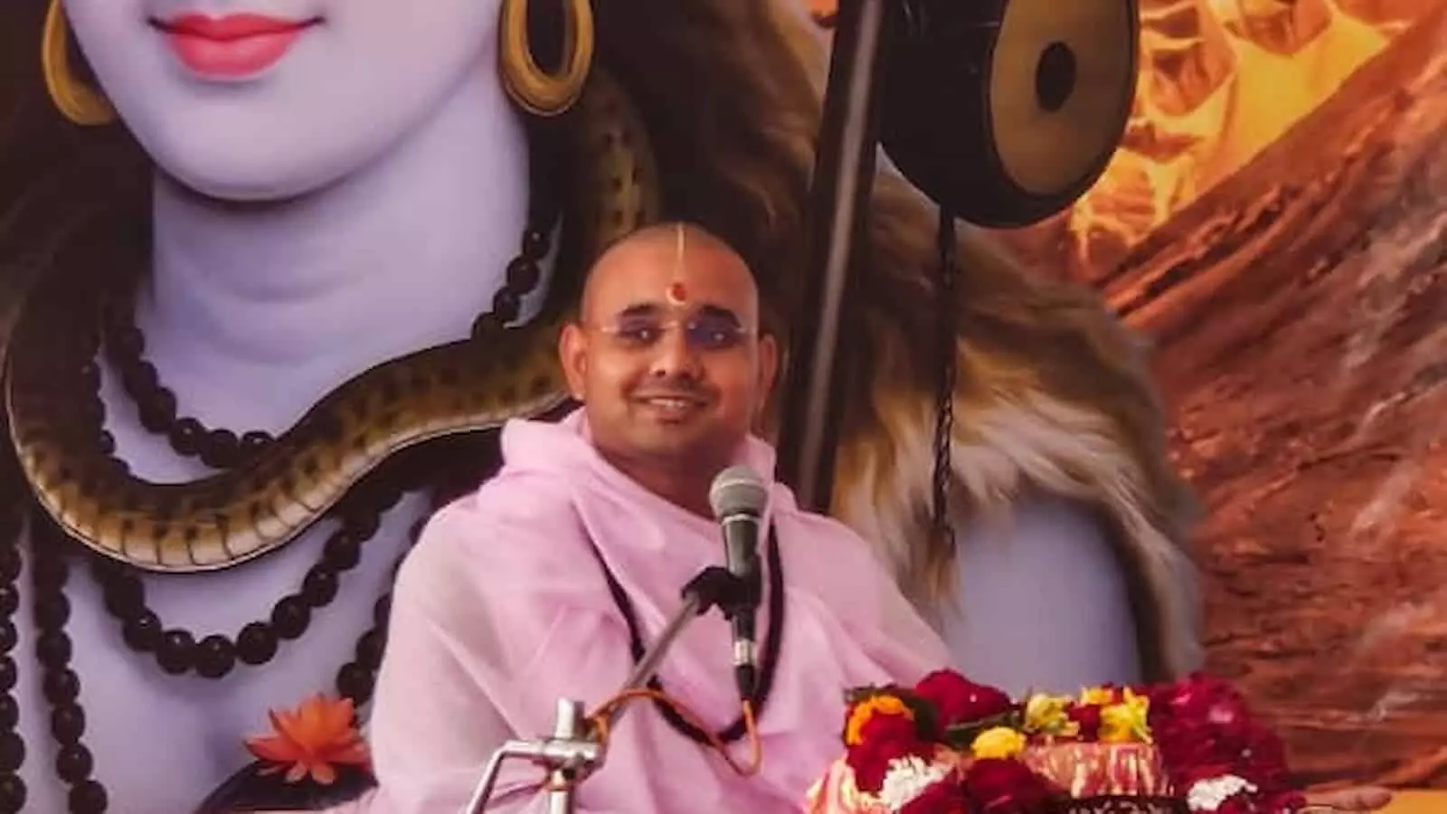 तस्वीर में संत दिग्विजयराम महाराज माइक के सामने बैठकर कथा वाचन करते दिख रहे हैं। तस्वीर में संत दिग्विजयराम महाराज माइक के सामने बैठकर कथा वाचन करते दिख रहे हैं।
