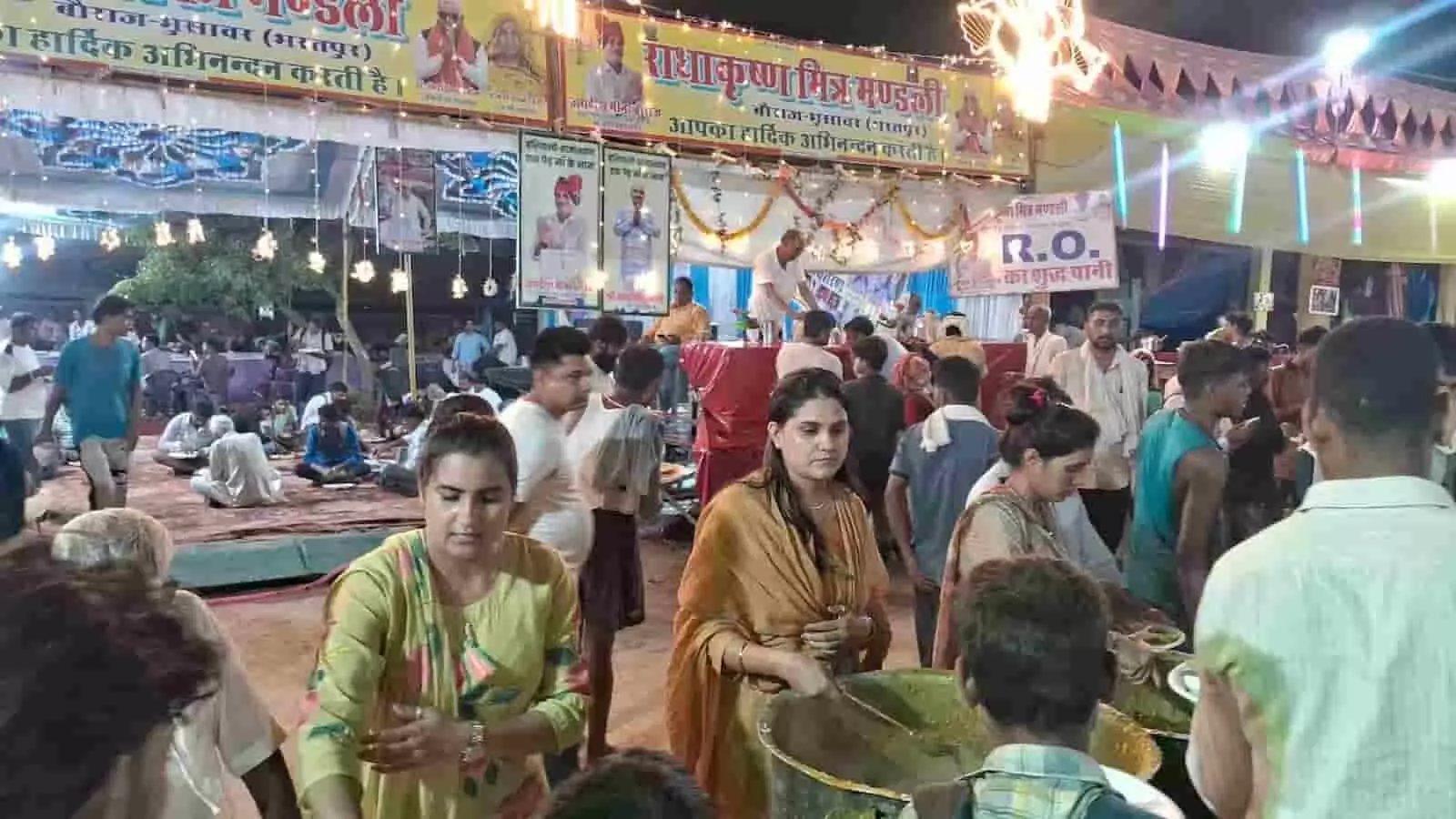 तस्वीर में डीग के गोवर्धन मेले में प्याऊ पर भोजन परोसते और सेवा करते लोग दिखाई दे रहे हैं। तस्वीर में डीग के गोवर्धन मेले में प्याऊ पर भोजन परोसते और सेवा करते लोग दिखाई दे रहे हैं।