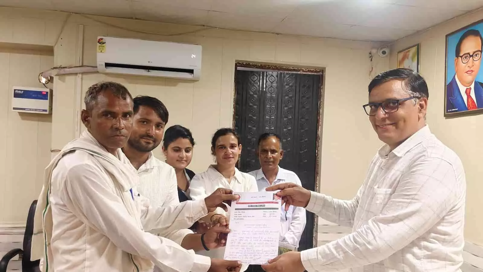 तस्वीर में बृजनगर में उपखंड अधिकारी को यूरिया खाद के संबंध में ज्ञापन सौंपते लोग दिख रहे हैं। तस्वीर में बृजनगर में उपखंड अधिकारी को यूरिया खाद के संबंध में ज्ञापन सौंपते लोग दिख रहे हैं।