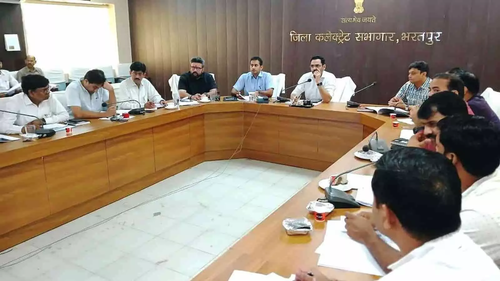 तस्वीर में भरतपुर कलेक्ट्रेट सभागार में जिला स्वास्थ्य समिति की बैठक लेते अधिकारी नजर आ रहे हैं। तस्वीर में भरतपुर कलेक्ट्रेट सभागार में जिला स्वास्थ्य समिति की बैठक लेते अधिकारी नजर आ रहे हैं।