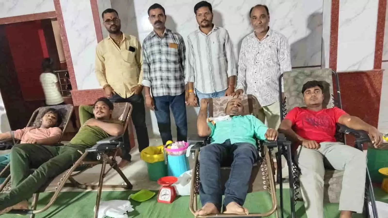 तस्वीर में अमरावती के सुरडी में रक्तदान शिविर के दौरान रक्तदान करते लोग दिख रहे हैं। तस्वीर में अमरावती के सुरडी में रक्तदान शिविर के दौरान रक्तदान करते लोग दिख रहे हैं।