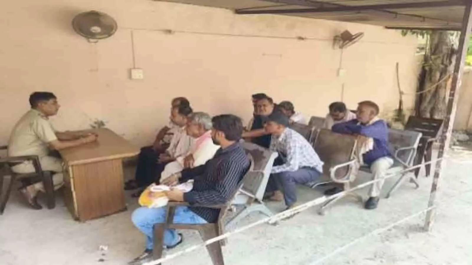 तस्वीर में पुलिस अधिकारी कुण्डेरा थाने में सर्राफा व्यापारियों के साथ बैठक करते नजर आ रहे हैं। तस्वीर में पुलिस अधिकारी कुण्डेरा थाने में सर्राफा व्यापारियों के साथ बैठक करते नजर आ रहे हैं।