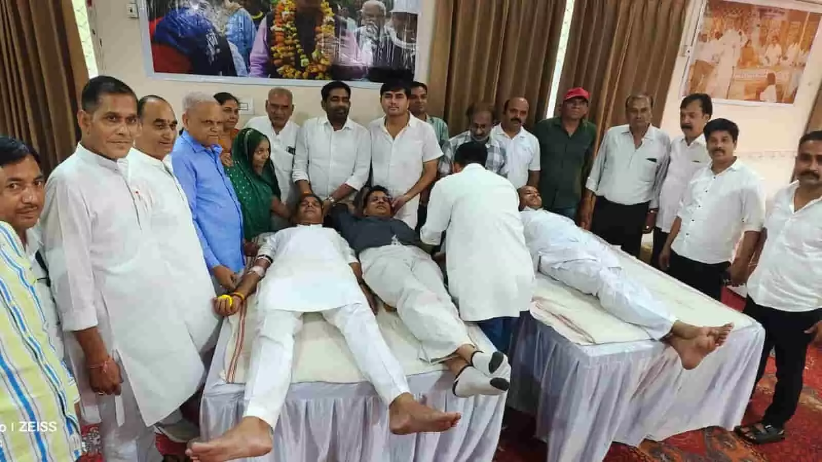 तस्वीर में दिख रही धर्मशाला में बेड पर लेटे व्यक्ति रक्तदान करते हुए नजर आ रहे हैं। तस्वीर में दिख रही धर्मशाला में बेड पर लेटे व्यक्ति रक्तदान करते हुए नजर आ रहे हैं।