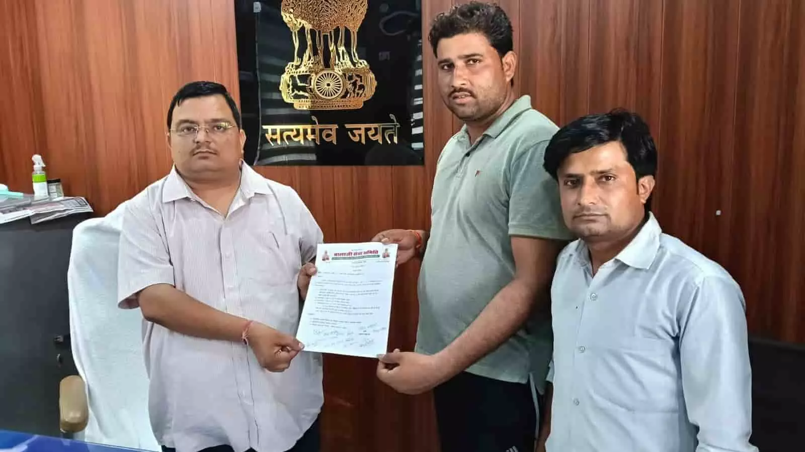 तस्वीर में वजीरपुर नगर पालिका कार्यालय के भीतर अधिकारी को ज्ञापन सौंपते हुए वार्डवासी नजर आ रहे हैं। तस्वीर में वजीरपुर नगर पालिका कार्यालय के भीतर अधिकारी को ज्ञापन सौंपते हुए वार्डवासी नजर आ रहे हैं।