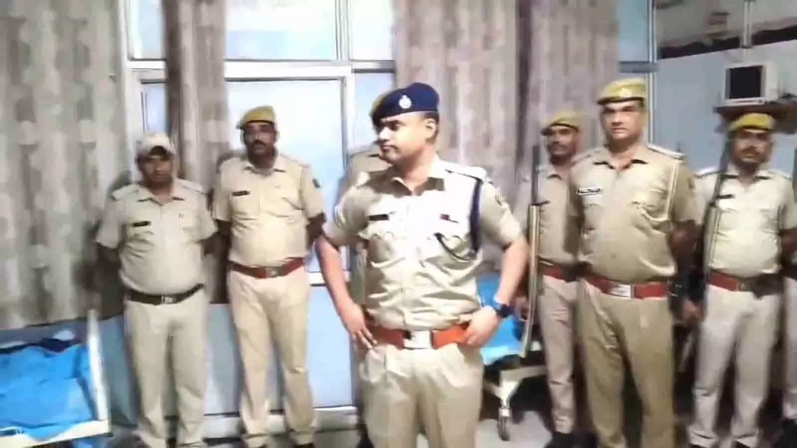 तस्वीर में जिला अस्पताल के वार्ड में सुरक्षा में तैनात पुलिसकर्मी नजर आ रहे हैं। तस्वीर में जिला अस्पताल के वार्ड में सुरक्षा में तैनात पुलिसकर्मी नजर आ रहे हैं।