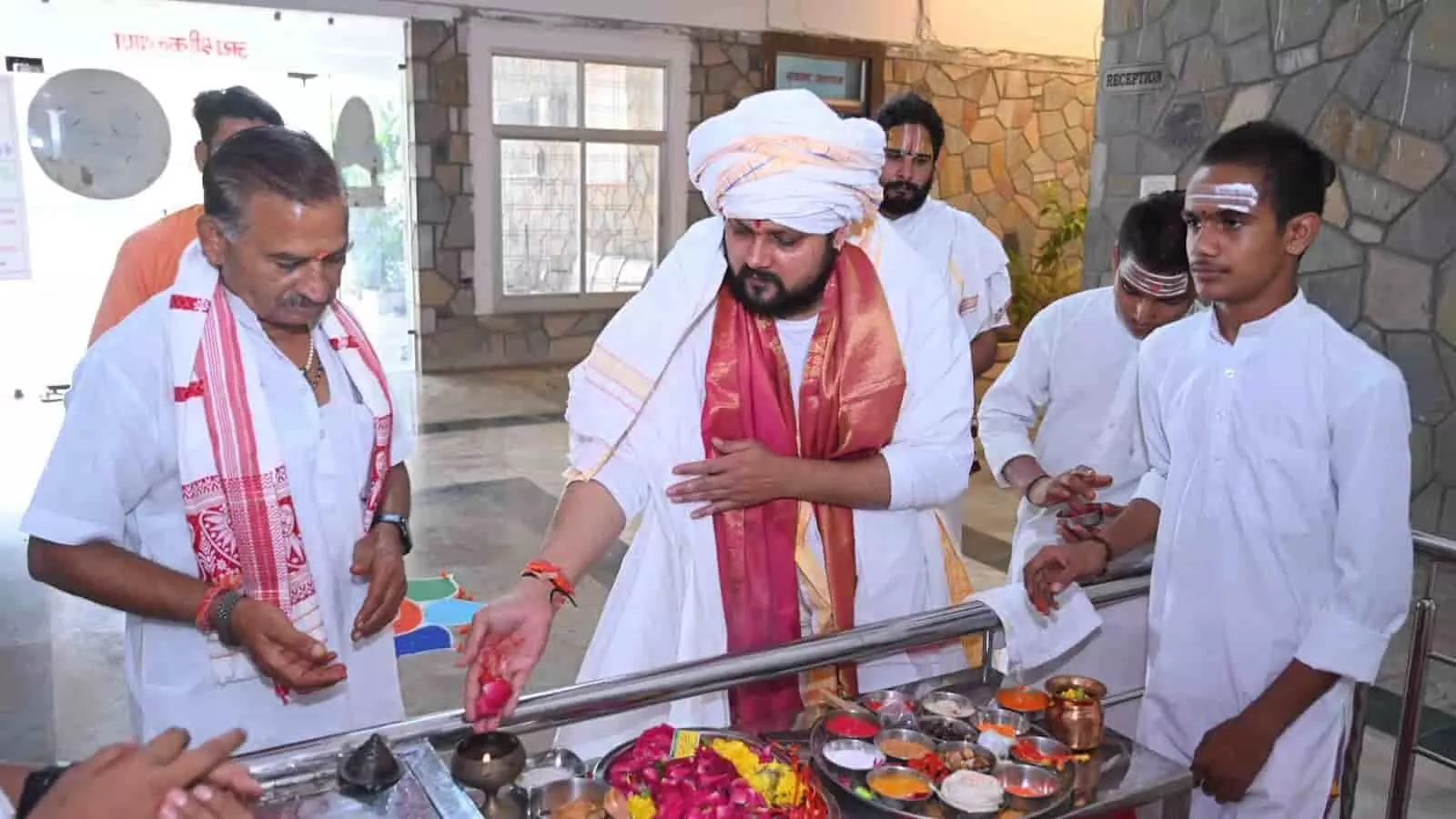 तस्वीर में स्वामी सुदर्शनाचार्य महाराज और अन्य लोग विश्वविद्यालय सभागार में दीप प्रज्ज्वलन करते हुए दिख रहे हैं। तस्वीर में स्वामी सुदर्शनाचार्य महाराज और अन्य लोग विश्वविद्यालय सभागार में दीप प्रज्ज्वलन करते हुए दिख रहे हैं।