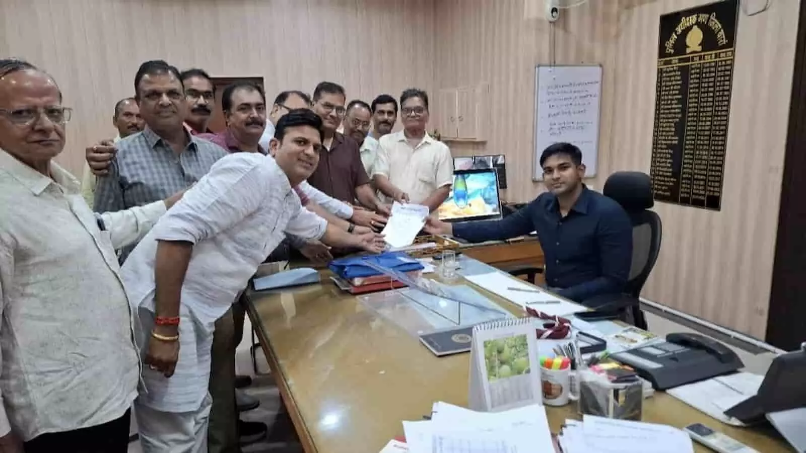 तस्वीर में कार्यालय में पुलिस अधीक्षक को ज्ञापन पत्र सौंपते हुए व्यापार महासंघ के सदस्य। तस्वीर में कार्यालय में पुलिस अधीक्षक को ज्ञापन पत्र सौंपते हुए व्यापार महासंघ के सदस्य।