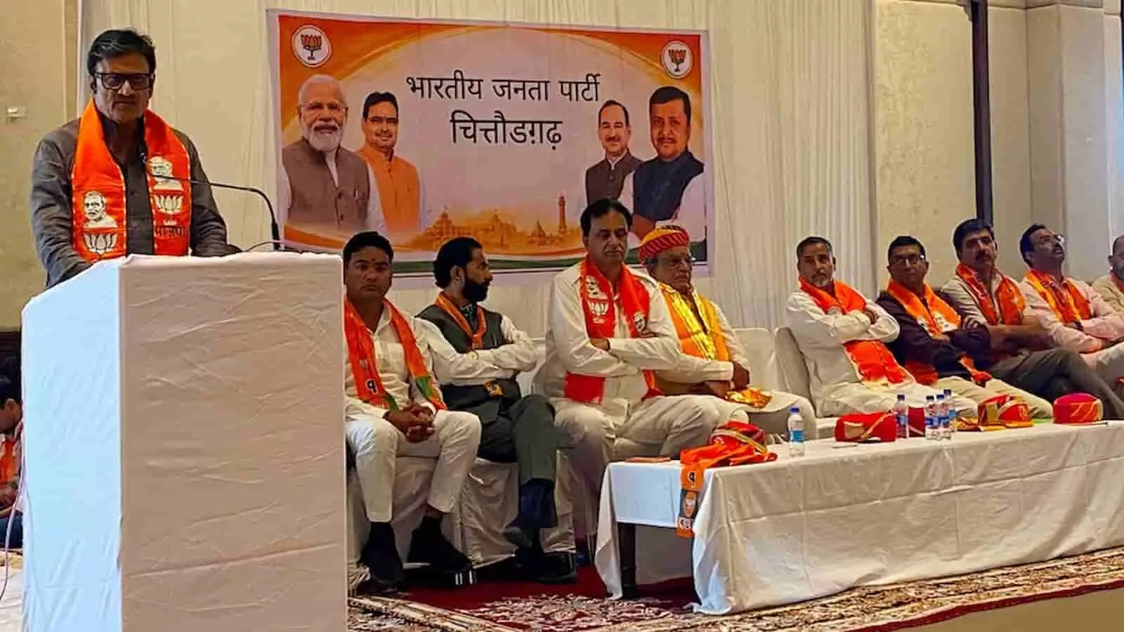चित्तौड़गढ़ में भाजपा की बैठक के दौरान मंच से संबोधित करते नेता और बैठे पदाधिकारी। चित्तौड़गढ़ में भाजपा की बैठक के दौरान मंच से संबोधित करते नेता और बैठे पदाधिकारी।