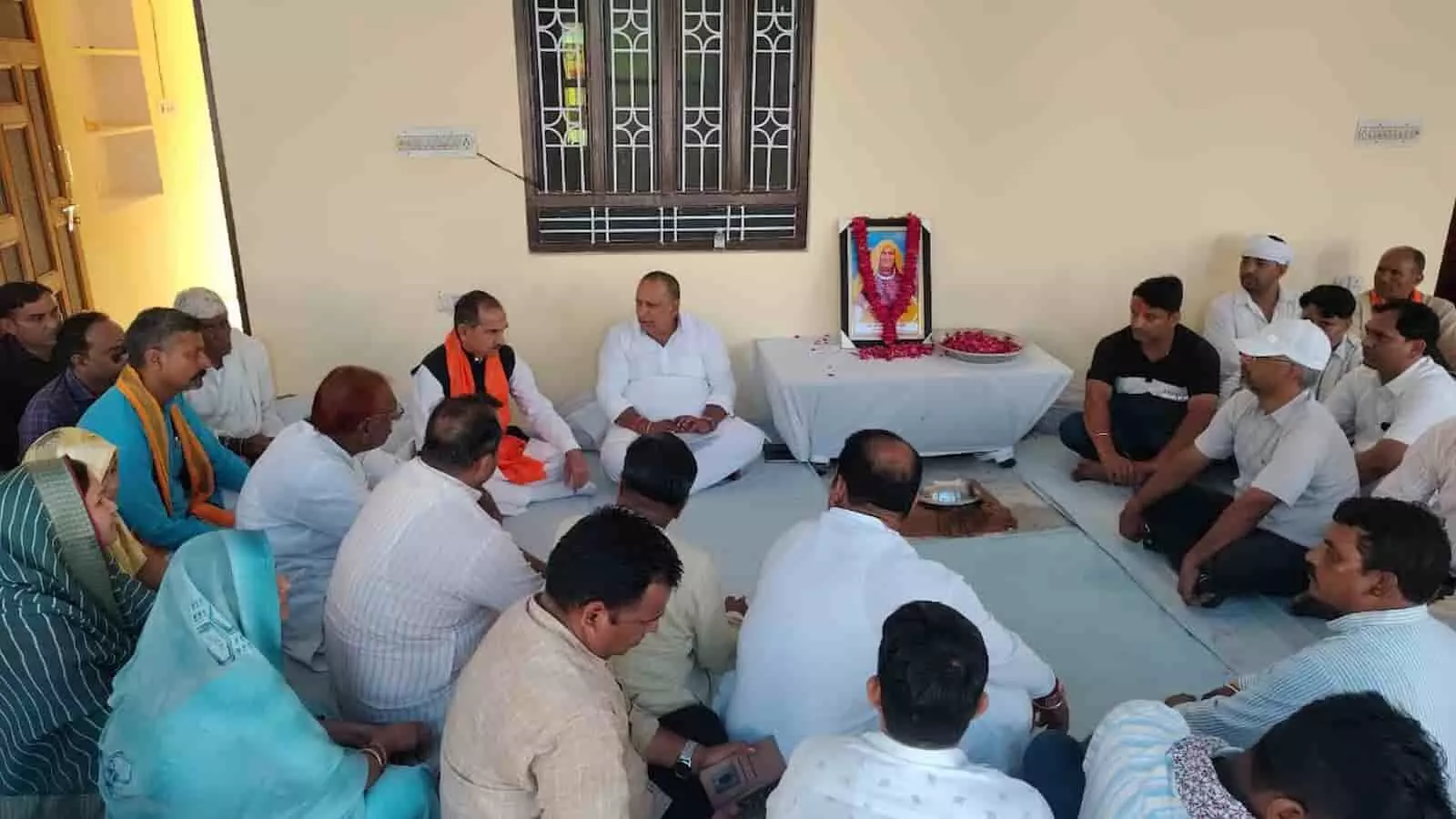 तस्वीर में भाजपा प्रदेश अध्यक्ष मदन राठौड़ और अन्य लोग शोक सभा में बैठे हैं। तस्वीर में भाजपा प्रदेश अध्यक्ष मदन राठौड़ और अन्य लोग शोक सभा में बैठे हैं।