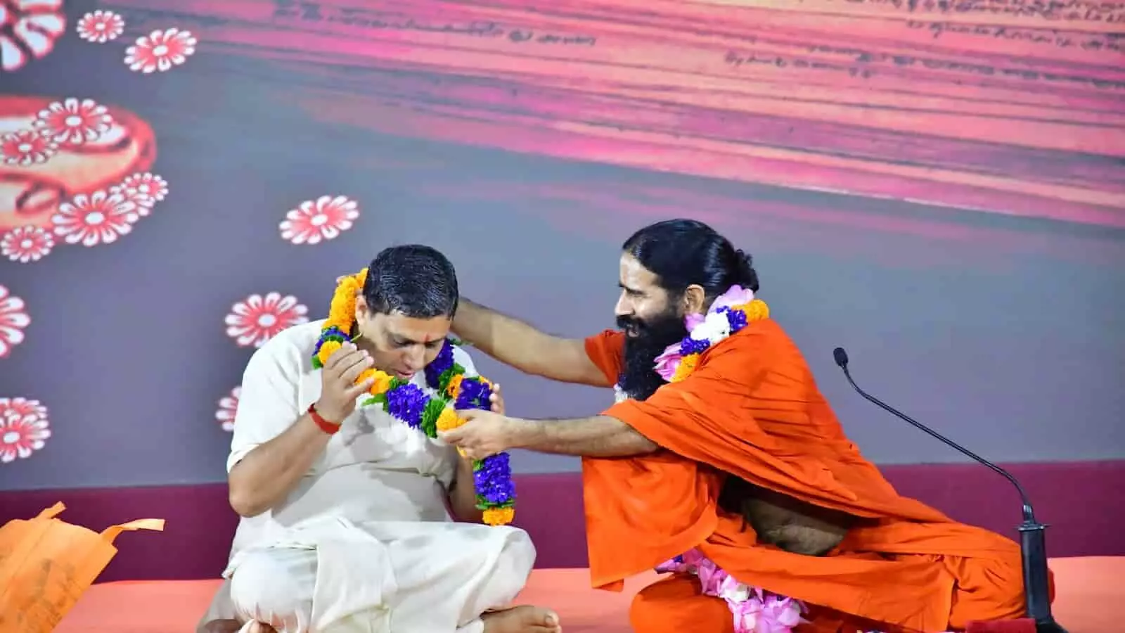 तस्वीर में स्वामी रामदेव और आचार्य बालकृष्ण हरिद्वार स्थित पतंजलि योग भवन में नजर आ रहे हैं। तस्वीर में स्वामी रामदेव और आचार्य बालकृष्ण हरिद्वार स्थित पतंजलि योग भवन में नजर आ रहे हैं।