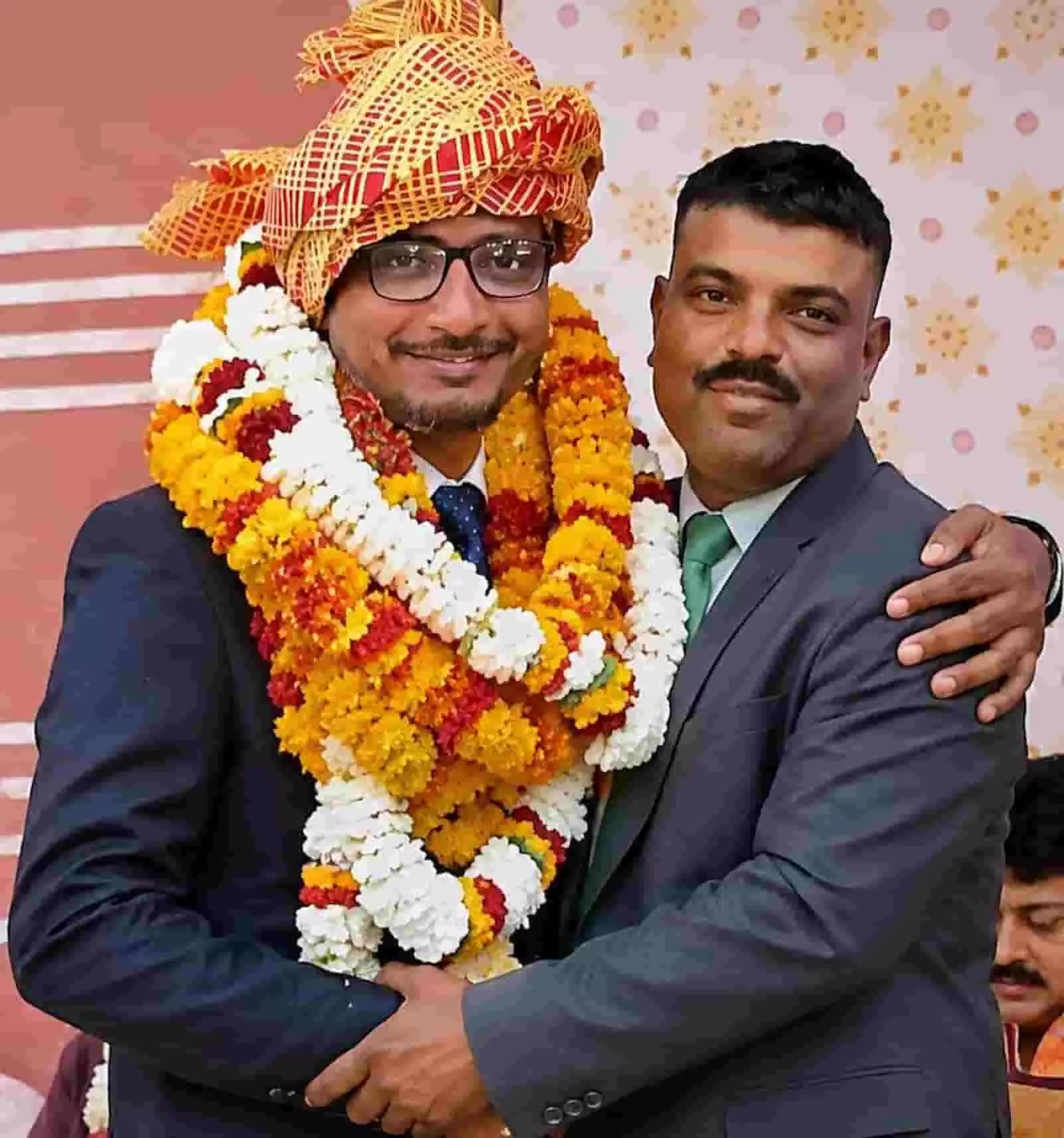 तस्वीर में माला पहने बाबू अंसारी और डॉ. नीरज सिंह एक साथ खड़े दिख रहे हैं। तस्वीर में माला पहने बाबू अंसारी और डॉ. नीरज सिंह एक साथ खड़े दिख रहे हैं।