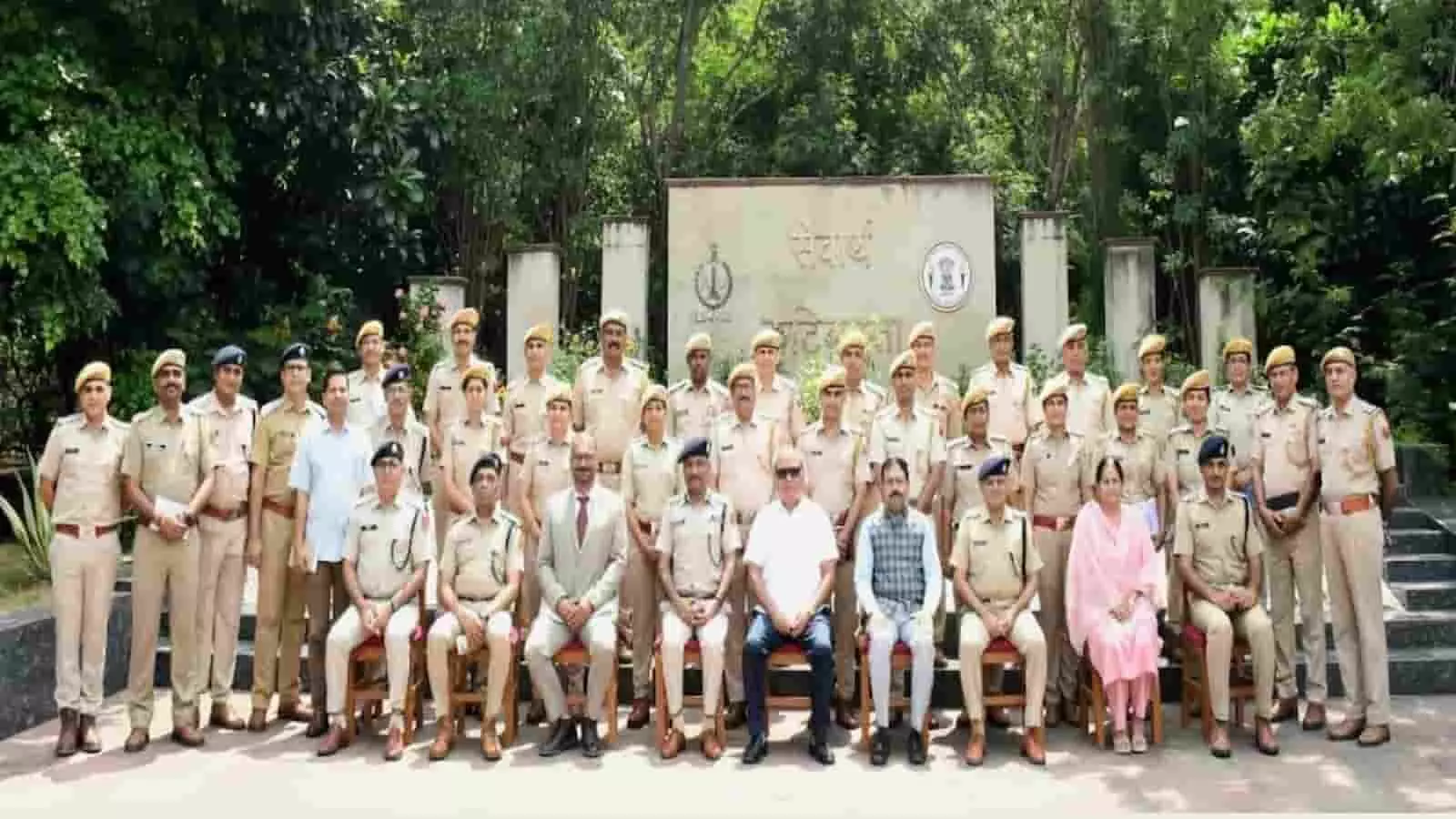 राजस्थान पुलिस अकादमी परिसर में ग्रुप फोटो के लिए एक साथ बैठे और खड़े पुलिस अधिकारी। राजस्थान पुलिस अकादमी परिसर में ग्रुप फोटो के लिए एक साथ बैठे और खड़े पुलिस अधिकारी।