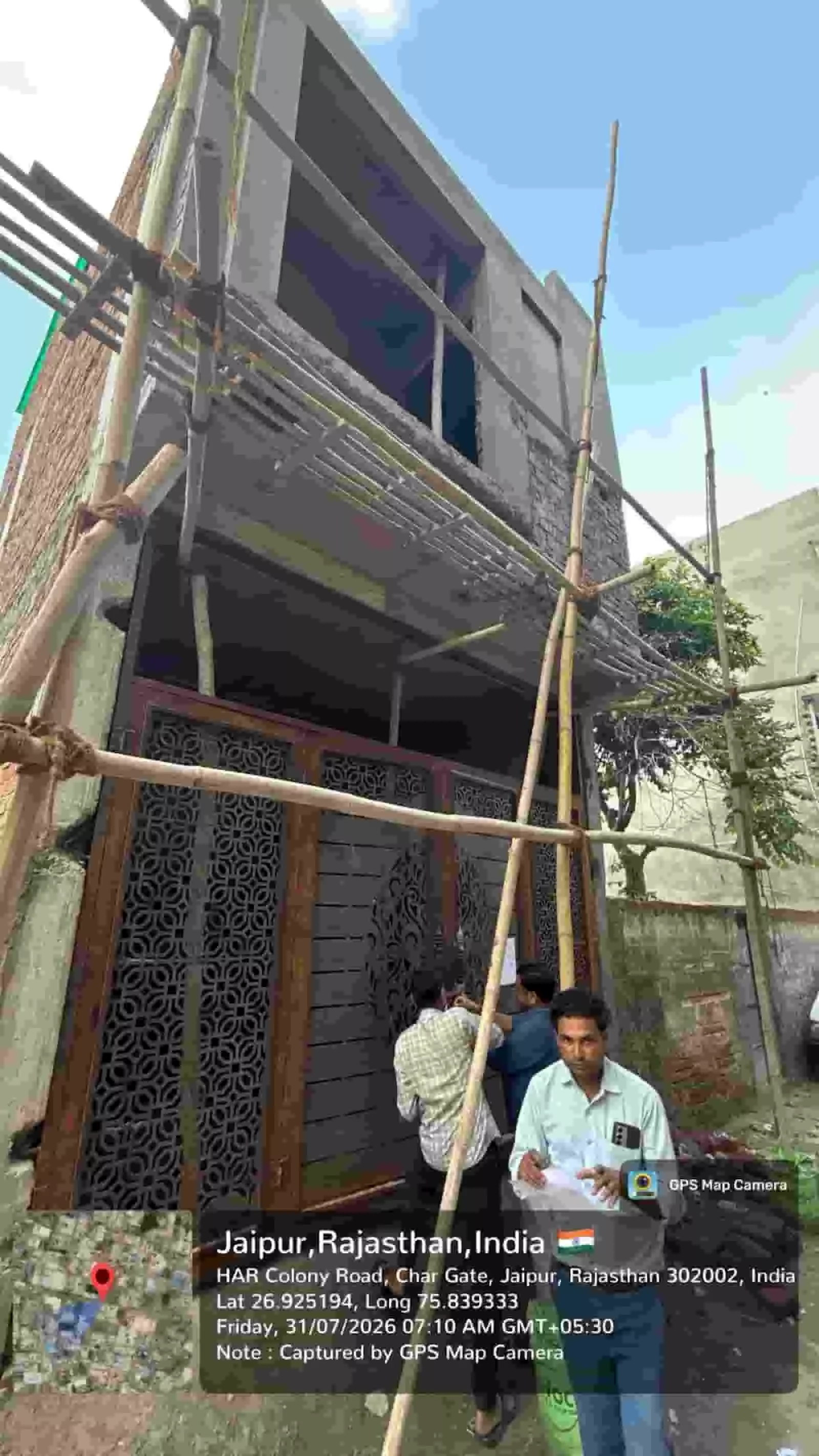 तस्वीर में जयपुर के किशनपोल में निर्माणाधीन भवन को सीज करते नगर निगम अधिकारी। तस्वीर में जयपुर के किशनपोल में निर्माणाधीन भवन को सीज करते नगर निगम अधिकारी।