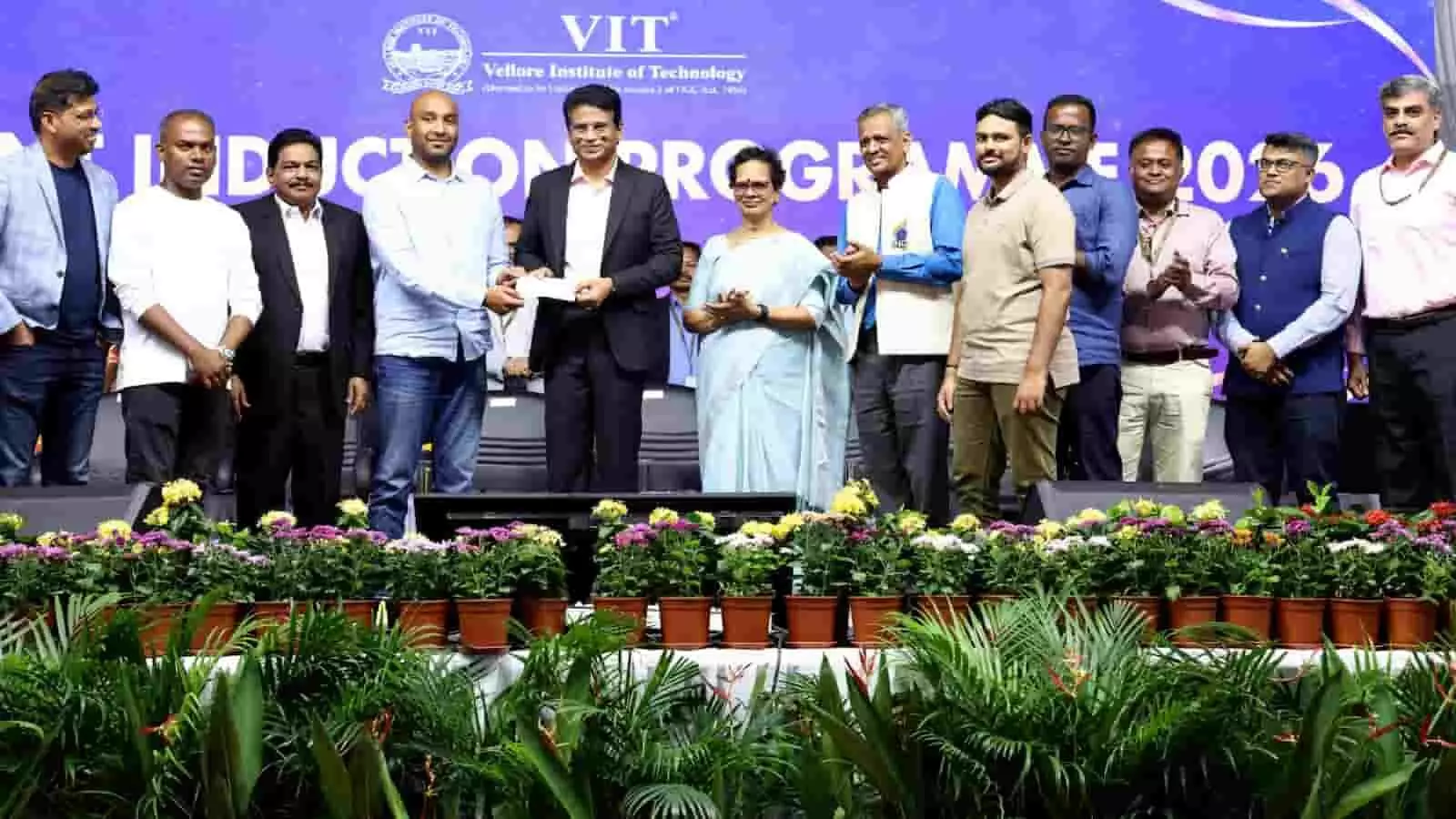 तस्वीर में वीआईटी ओरिएंटेशन कार्यक्रम के मंच पर अतिथि चेक सौंपते हुए नजर आ रहे हैं। तस्वीर में वीआईटी ओरिएंटेशन कार्यक्रम के मंच पर अतिथि चेक सौंपते हुए नजर आ रहे हैं।