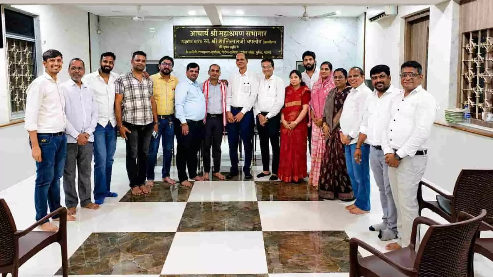 तस्वीर में कुर्ला स्थित आचार्य श्री महाश्रमण सभागार में खड़े होकर ग्रुप फोटो खिंचवाते हुए तेरापंथ युवक परिषद के सदस्य। तस्वीर में कुर्ला स्थित आचार्य श्री महाश्रमण सभागार में खड़े होकर ग्रुप फोटो खिंचवाते हुए तेरापंथ युवक परिषद के सदस्य।