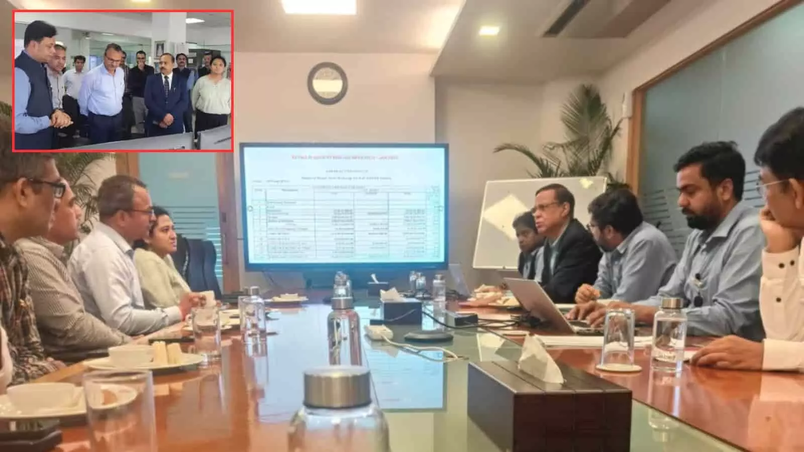 तस्वीर में अधिकारी एक मीटिंग रूम में स्क्रीन पर रेलवे डेटा देखकर चर्चा कर रहे हैं। तस्वीर में अधिकारी एक मीटिंग रूम में स्क्रीन पर रेलवे डेटा देखकर चर्चा कर रहे हैं।