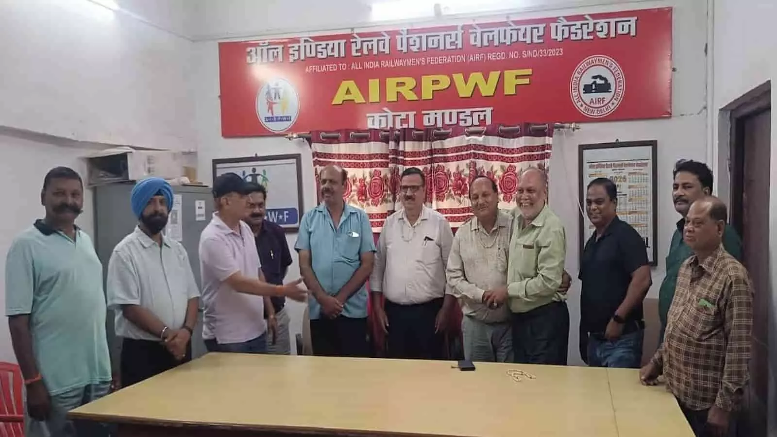 तस्वीर में कोटा में कार्यालय के भीतर खड़े ऑल इंडिया रेलवे पेंशनर्स वेलफेयर फेडरेशन के पदाधिकारी। तस्वीर में कोटा में कार्यालय के भीतर खड़े ऑल इंडिया रेलवे पेंशनर्स वेलफेयर फेडरेशन के पदाधिकारी।