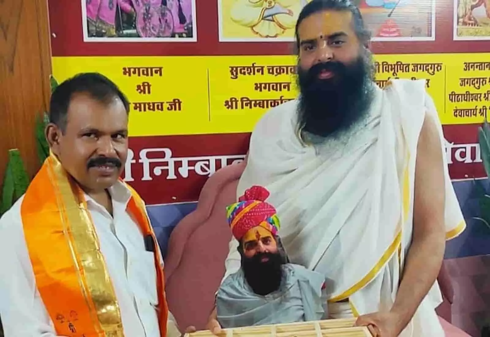 तस्वीर में अधिवक्ता लक्ष्मण सिंह राठौड़ निंबार्क आश्रम में महंत मोहन शरण महाराज को स्मृति-चिन्ह भेंट करते दिख रहे हैं। तस्वीर में अधिवक्ता लक्ष्मण सिंह राठौड़ निंबार्क आश्रम में महंत मोहन शरण महाराज को स्मृति-चिन्ह भेंट करते दिख रहे हैं।