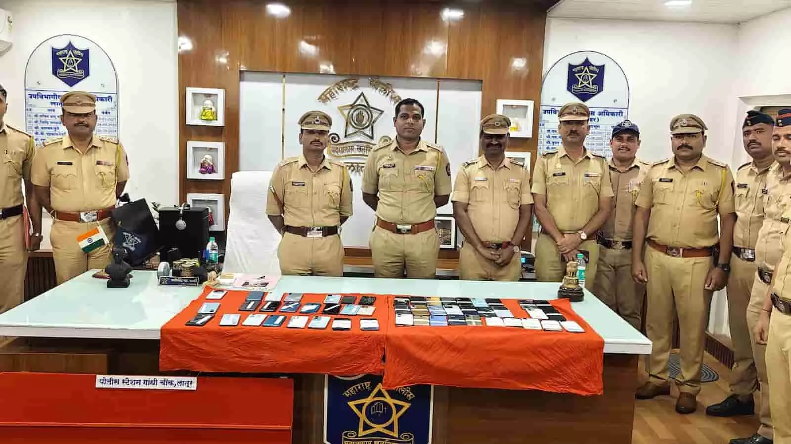 लातूर पुलिस स्टेशन में बरामद मोबाइल फोन के साथ खड़े पुलिसकर्मी। लातूर पुलिस स्टेशन में बरामद मोबाइल फोन के साथ खड़े पुलिसकर्मी।