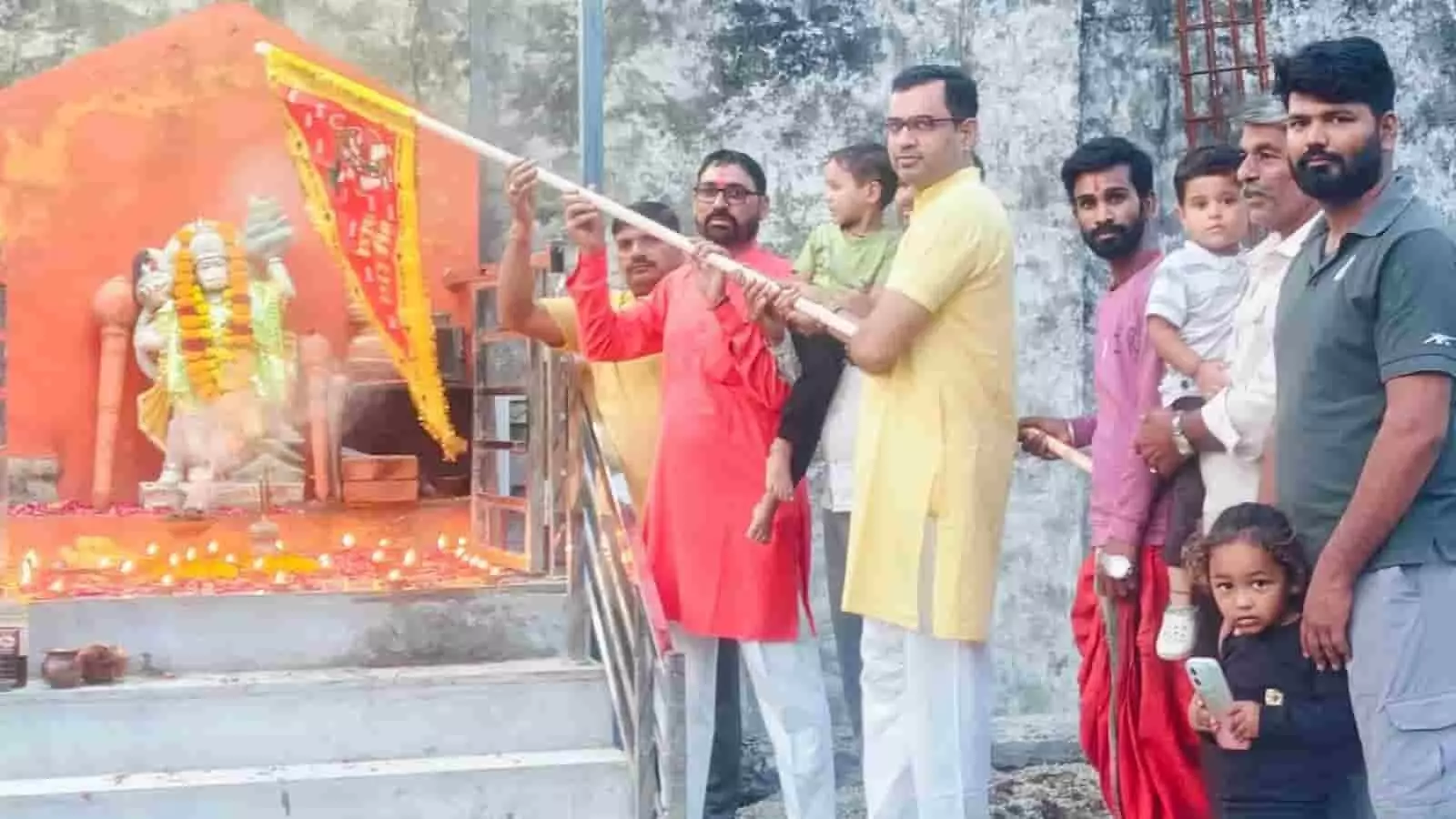 तस्वीर में बड़ी सादड़ी के सर्व सिद्धेश्वर बालाजी मंदिर परिसर में पाटोत्सव के दौरान धार्मिक ध्वज थामे खड़े श्रद्धालु। तस्वीर में बड़ी सादड़ी के सर्व सिद्धेश्वर बालाजी मंदिर परिसर में पाटोत्सव के दौरान धार्मिक ध्वज थामे खड़े श्रद्धालु।