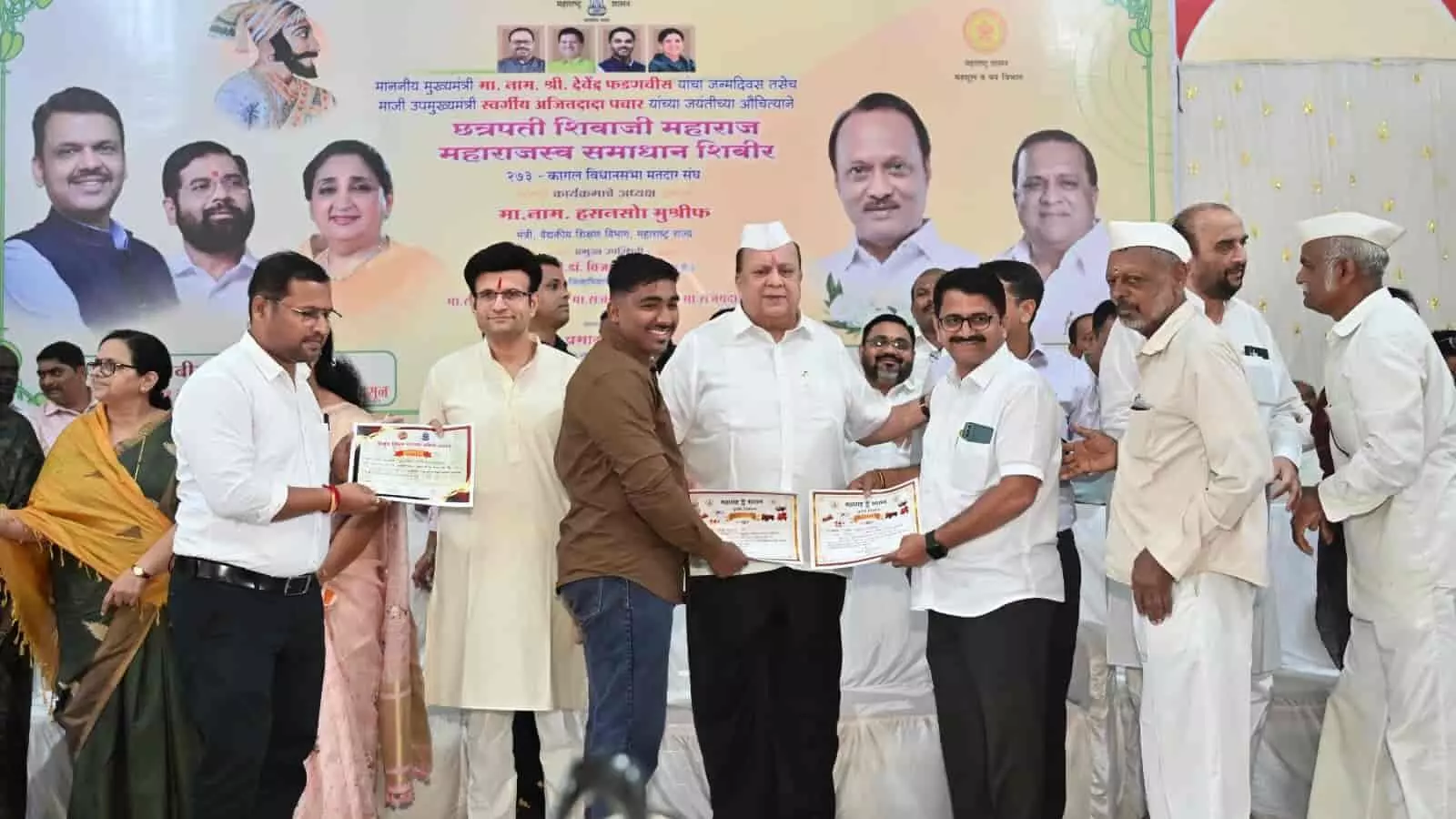 तस्वीर में मंत्री हसन मुश्रीफ बामणी शिविर में लाभार्थियों को मंजूरी पत्र वितरित करते दिख रहे हैं। तस्वीर में मंत्री हसन मुश्रीफ बामणी शिविर में लाभार्थियों को मंजूरी पत्र वितरित करते दिख रहे हैं।