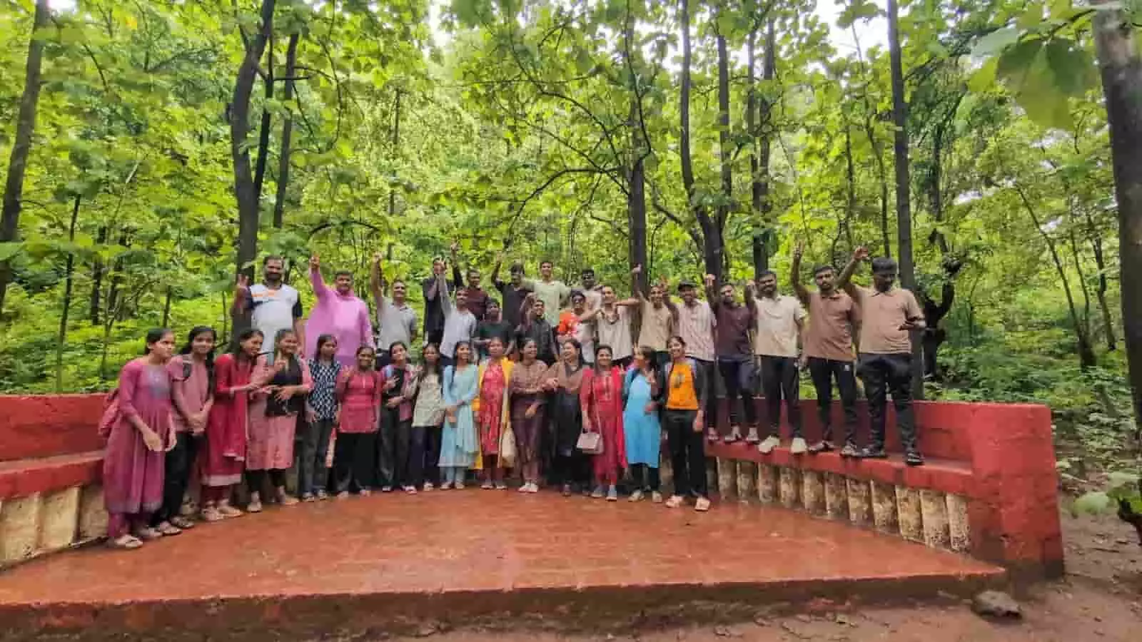 सवतकडा धबधबे के वन परिसर में लाल चबूतरे पर खड़े कर्मवीर हिरे महाविद्यालय के विद्यार्थी। सवतकडा धबधबे के वन परिसर में लाल चबूतरे पर खड़े कर्मवीर हिरे महाविद्यालय के विद्यार्थी।