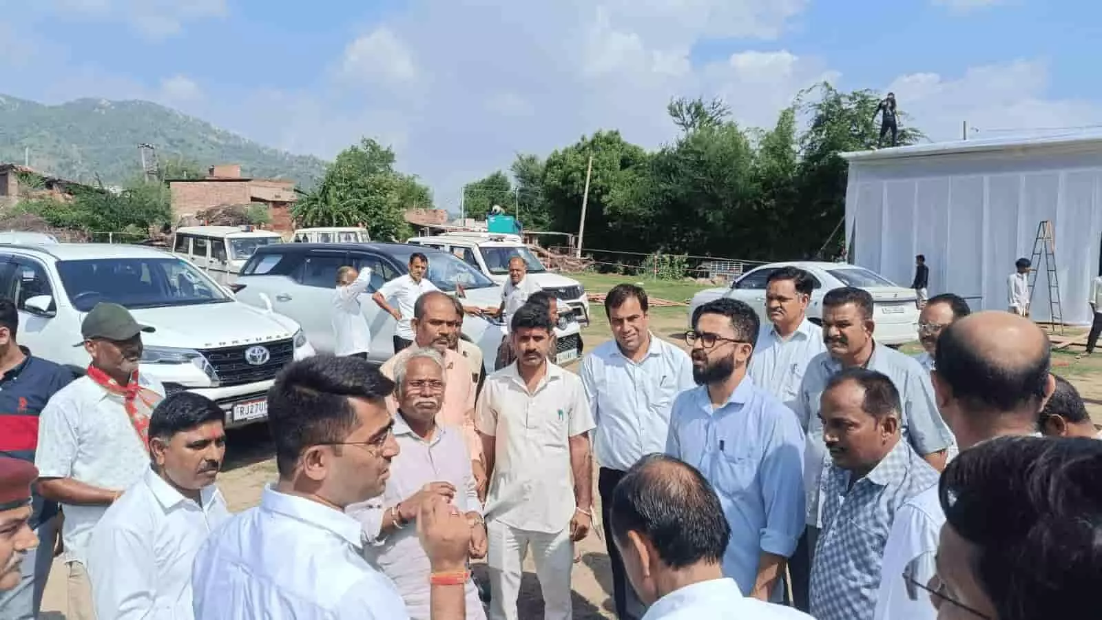 झाड़ोल के बीड़ा में मुख्यमंत्री दौरे की तैयारियों का निरीक्षण करते प्रशासनिक अधिकारी। झाड़ोल के बीड़ा में मुख्यमंत्री दौरे की तैयारियों का निरीक्षण करते प्रशासनिक अधिकारी।