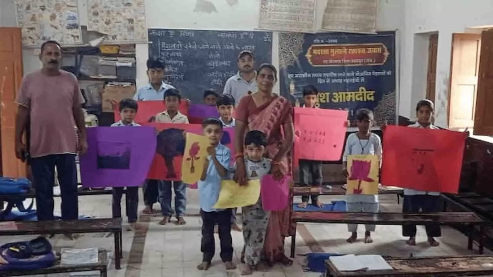 तस्वीर में मदरसा गुलशने रफाकत जवास में बच्चे हाथ में चित्रकला प्रदर्शन करते हुए दिख रहे हैं। तस्वीर में मदरसा गुलशने रफाकत जवास में बच्चे हाथ में चित्रकला प्रदर्शन करते हुए दिख रहे हैं।