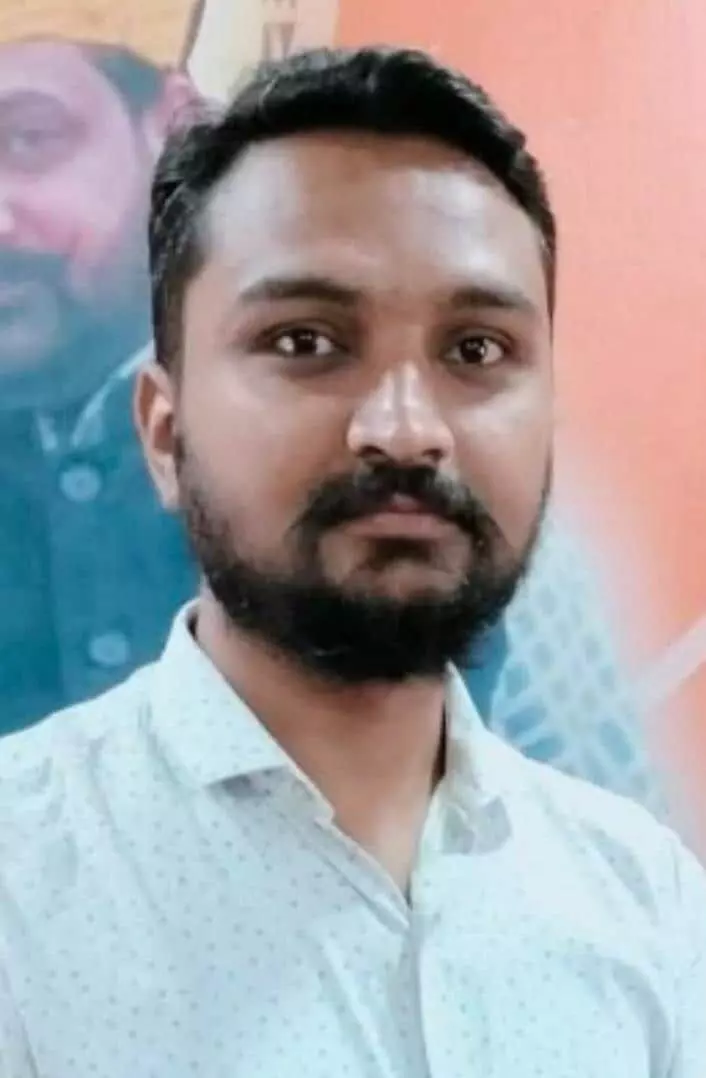 तस्वीर में आरोपी पति जयेश पारीक सफेद शर्ट पहने हुए नजर आ रहा है। तस्वीर में आरोपी पति जयेश पारीक सफेद शर्ट पहने हुए नजर आ रहा है।